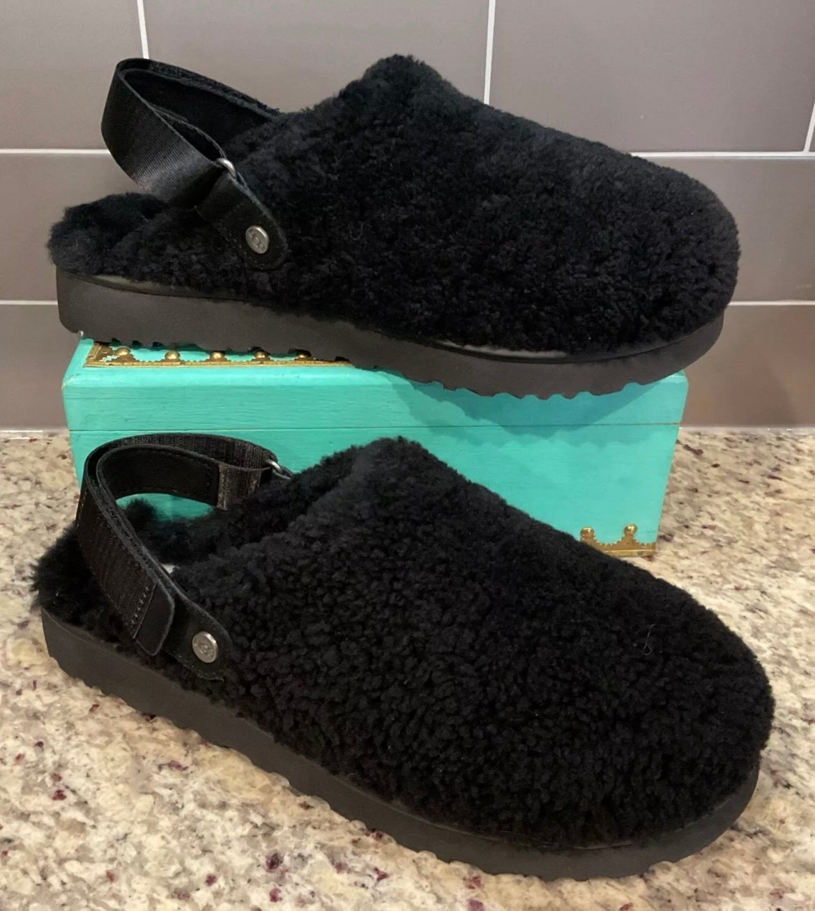 UGG Women’s Lanah Sherpa Clog 1167311 Black Clog/Mule - Size 8