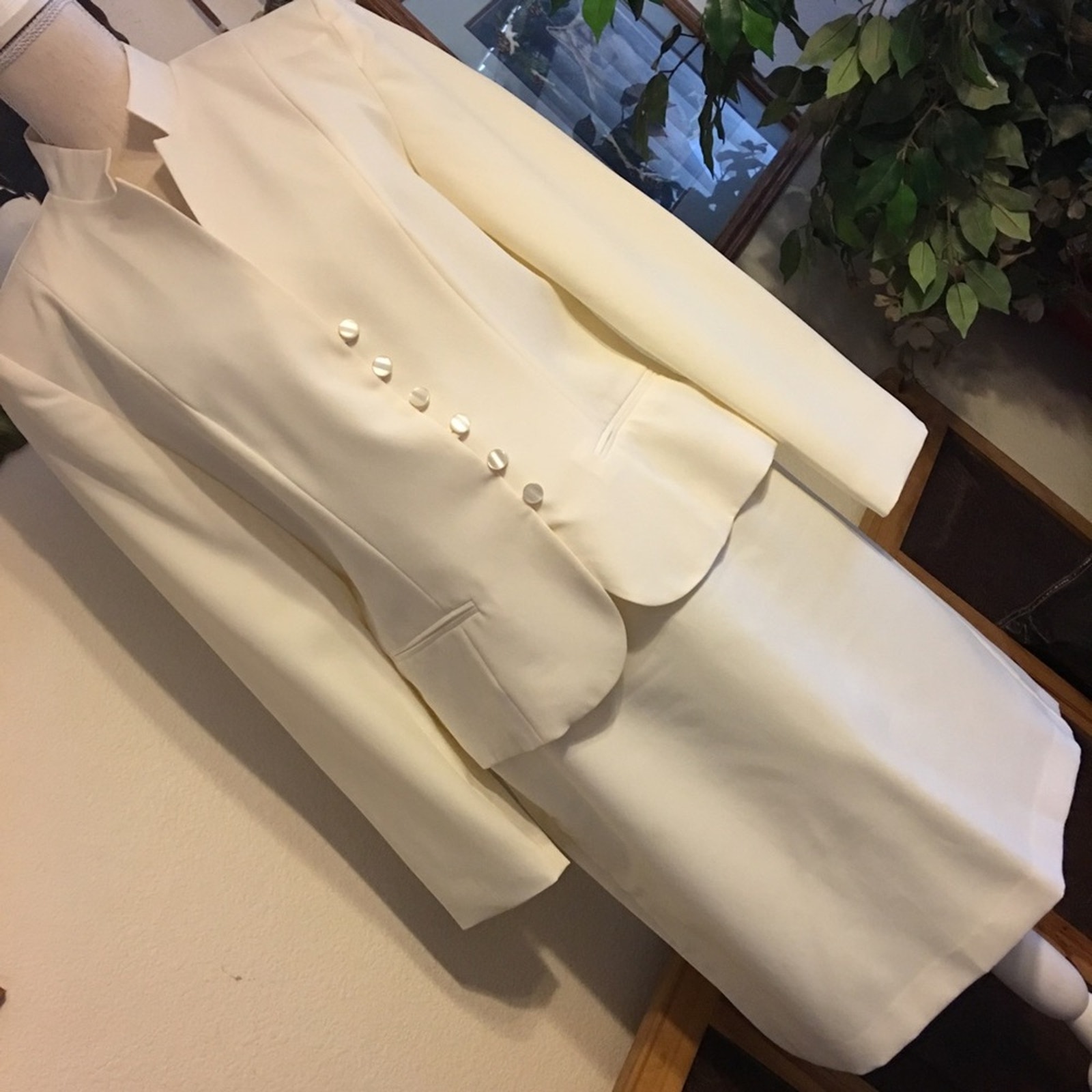 Metro Style cream button jacket and skirt set 10