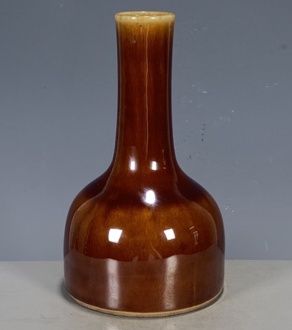 A single-color glazed vase made in the Kangxi period of the Qing Dynasty with va