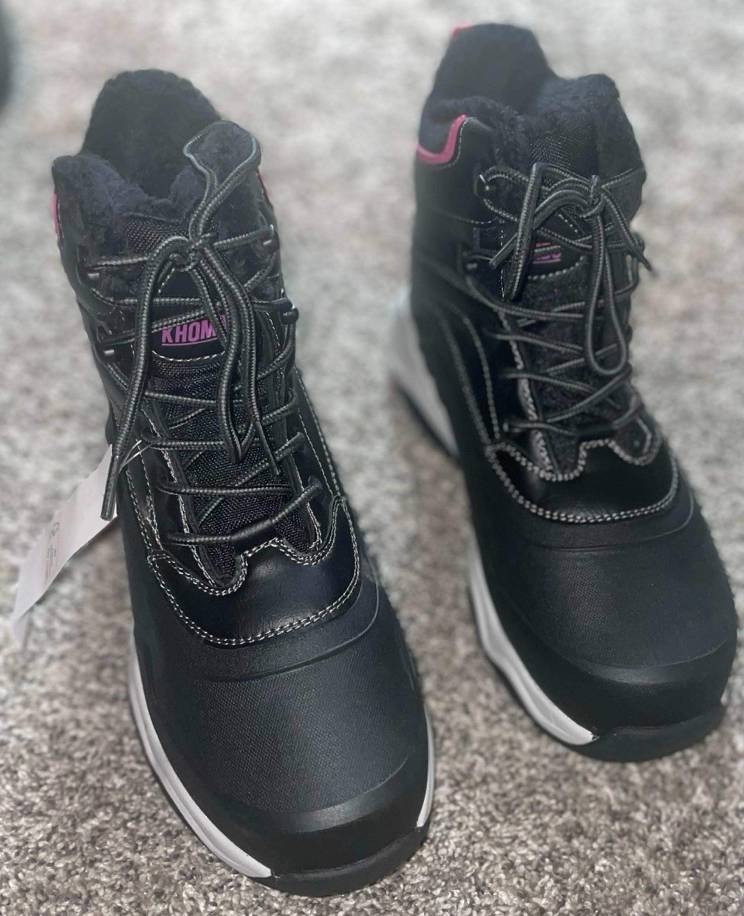 NWT women's khombu boots black size 8