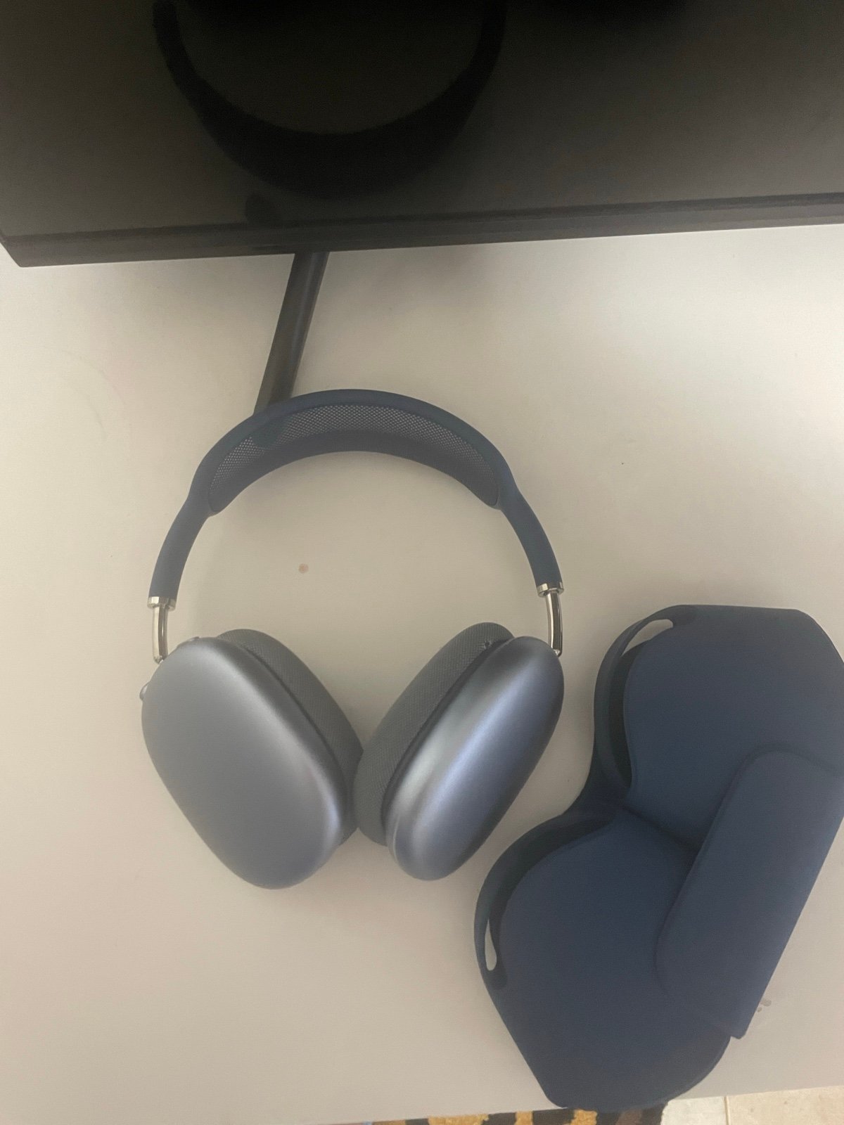 Apple AirPods Max with Smart Case in Sky Blue