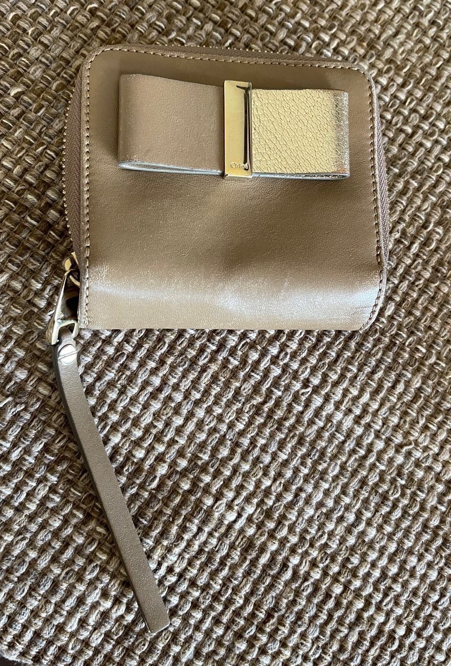 Chloe’ small wallet with bow beige and gold
