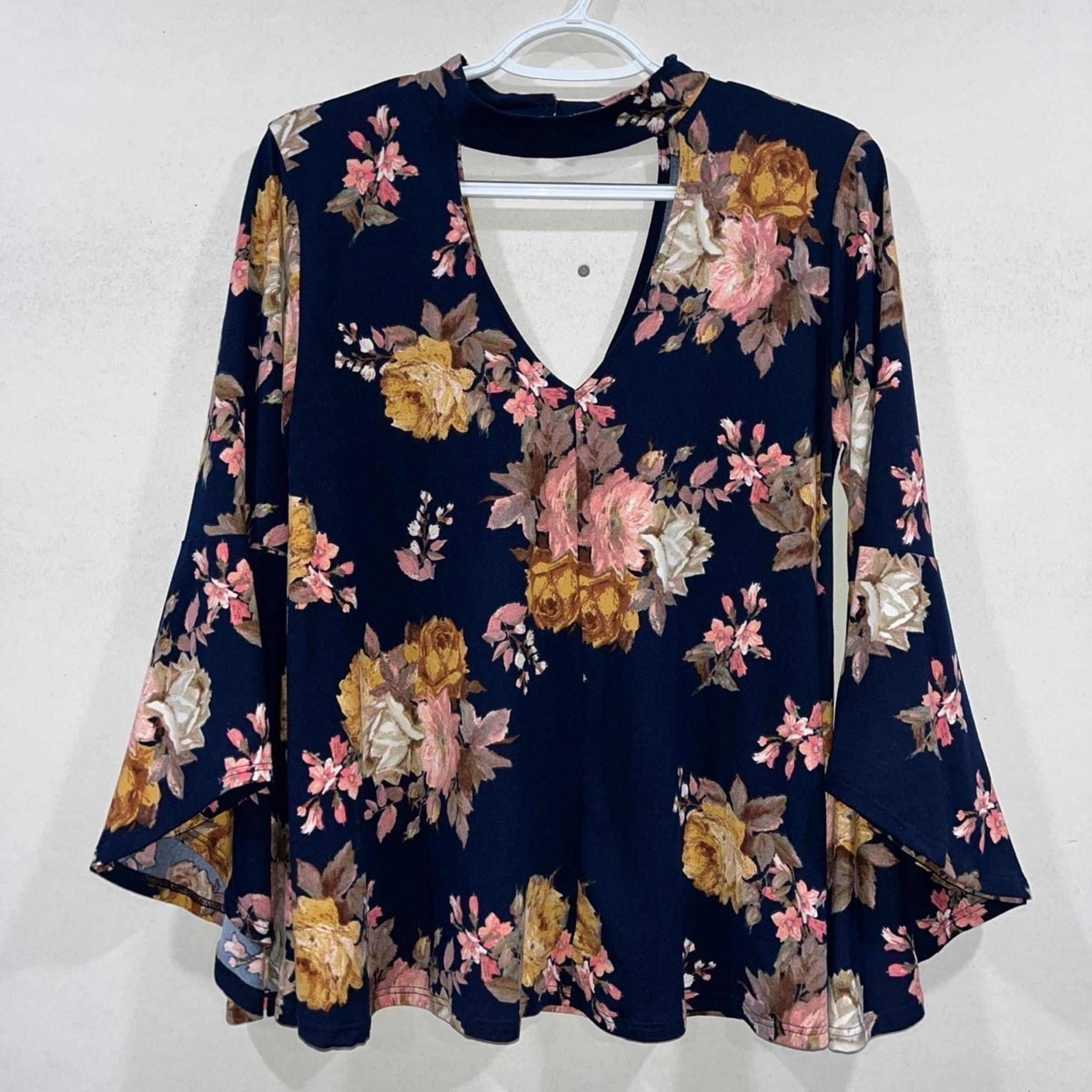 Peppermint Floral Top w/Bell Sleeves size Medium