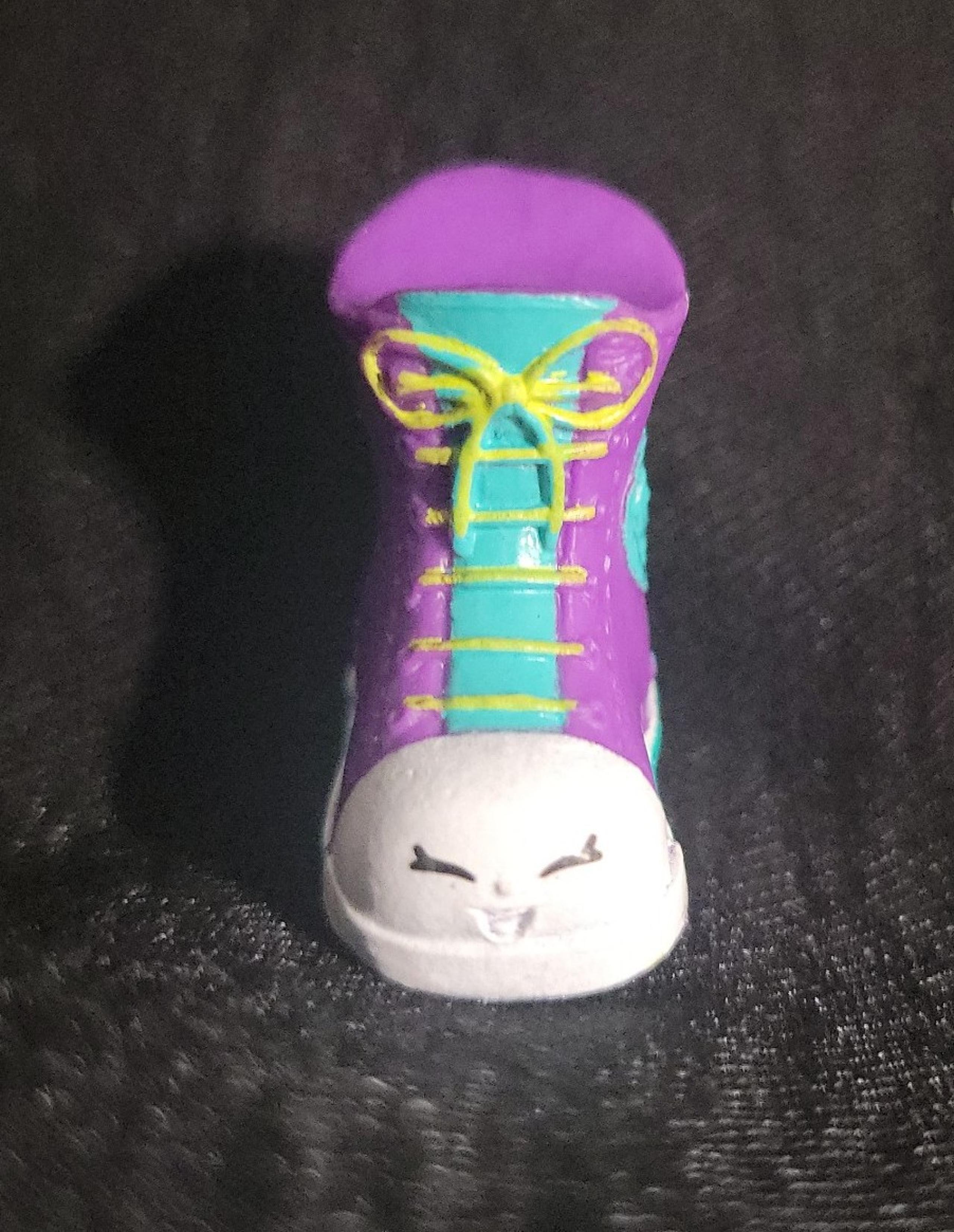 Shopkins Sneaky Sally Shoes Team Purple #3-048 Season 3 Classic Finish Rare