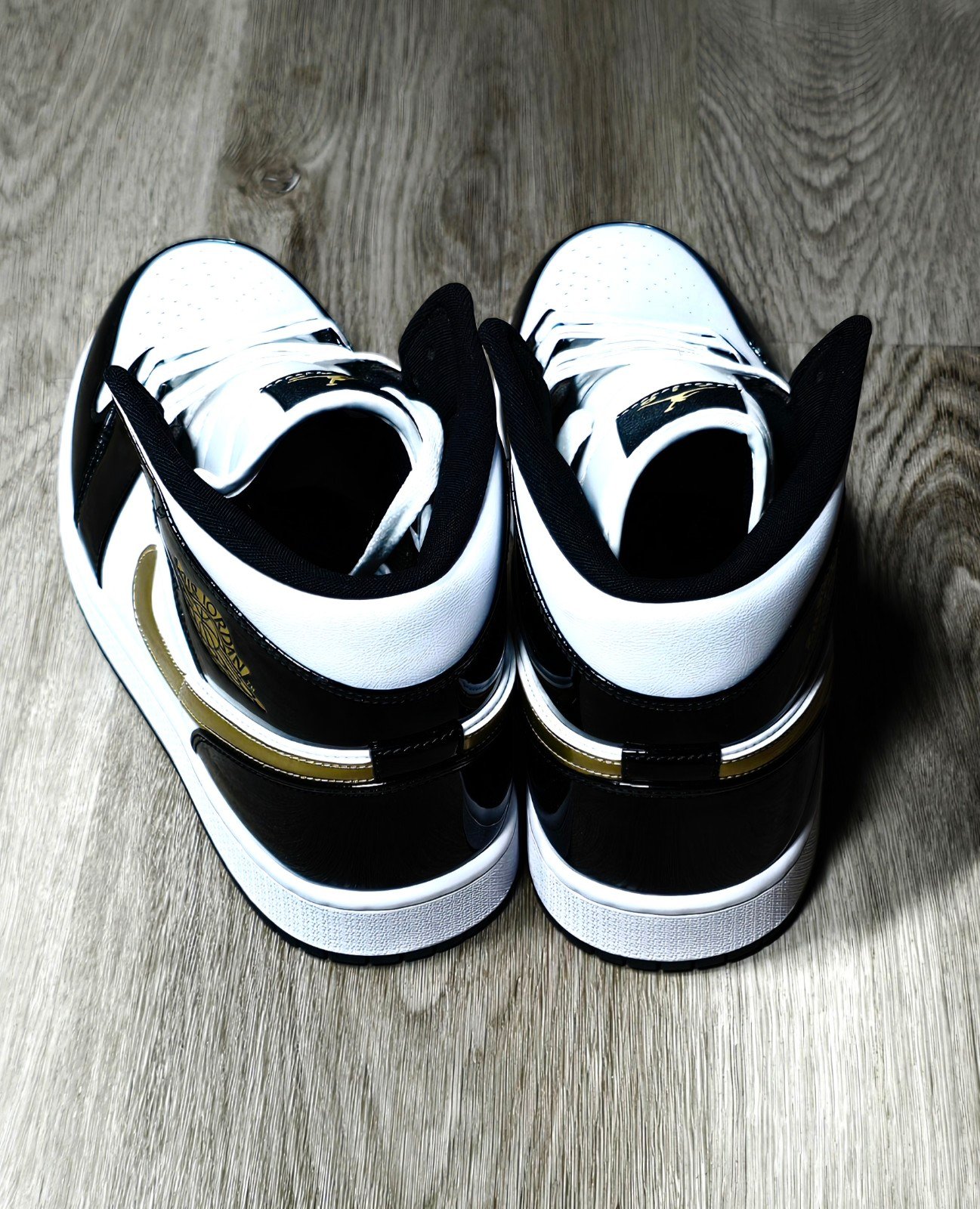 Jordan 1 Mids Men Black And Gold