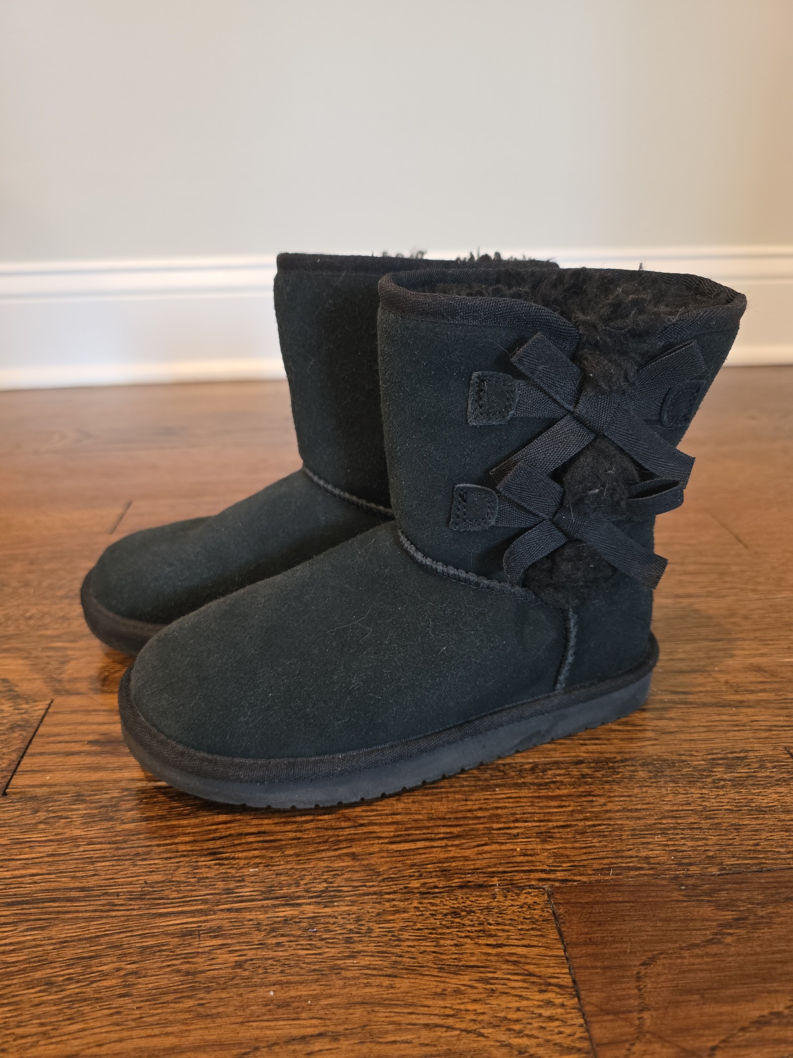 Koolaburra by UGG Black Suede Bow Short Boots - Victoria size 1 Youth