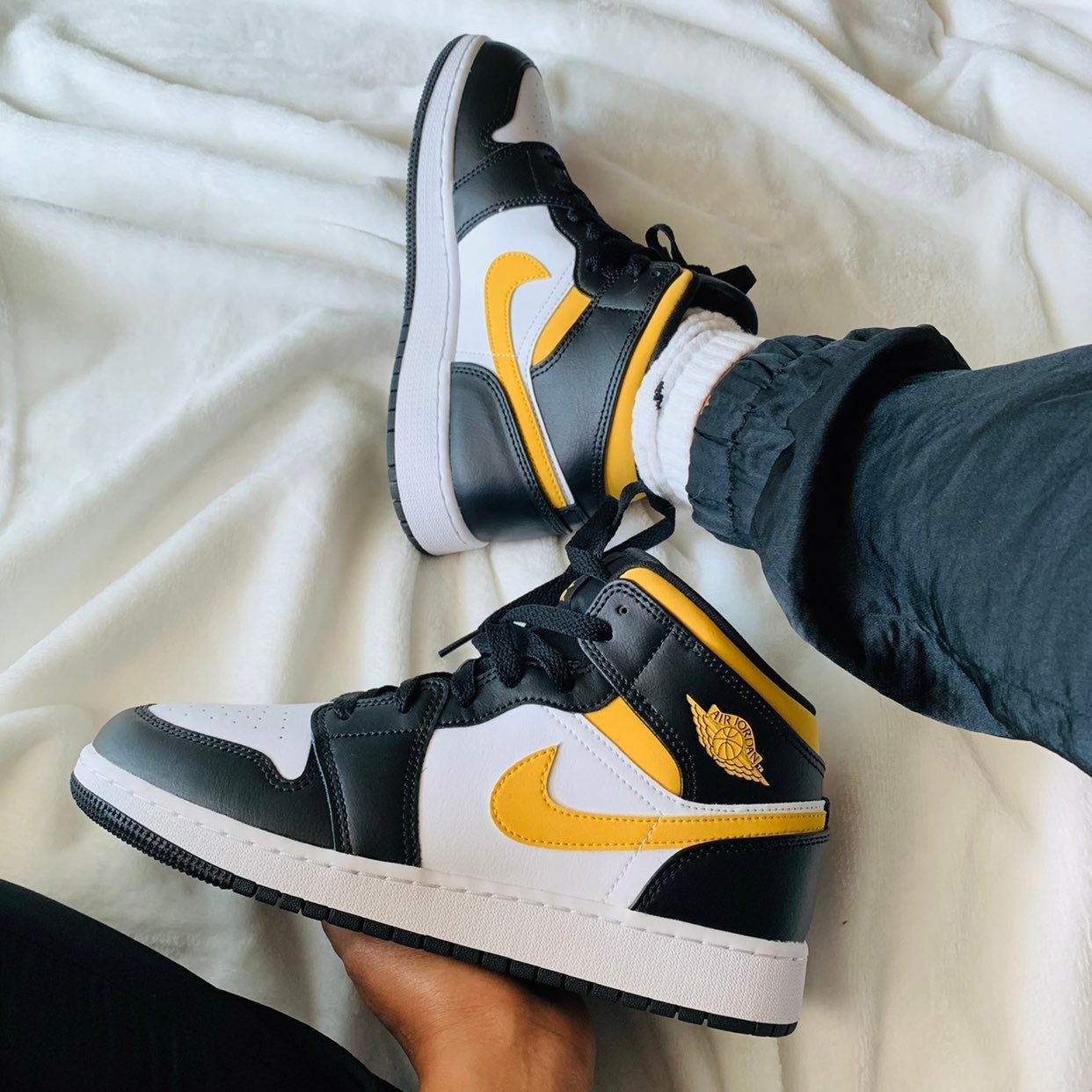 スニーカー Nike Air Jordan 1 Mid White Pollen Black Nike Air Jordan 1 Retro Mid White Pollen Black 554725-177 GS