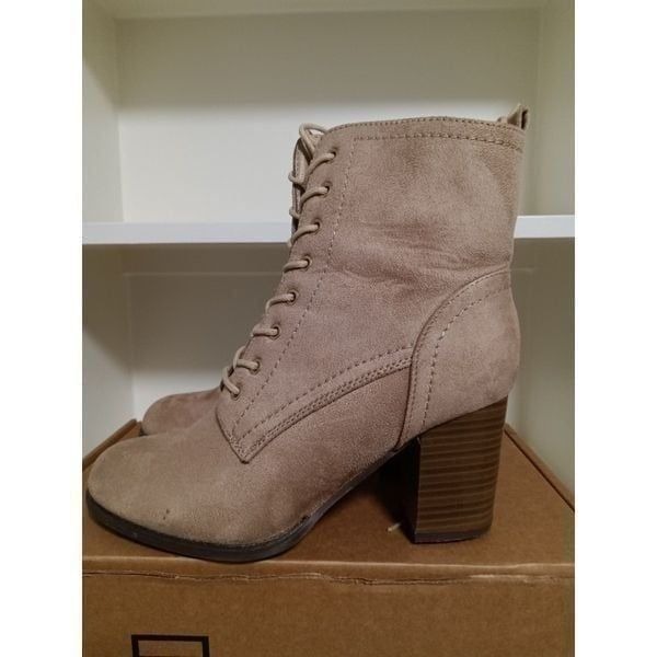 JOURNEE COLLECTION BAYLOR BOOT- WOMEN'S SIZE 7.5- TAUPE