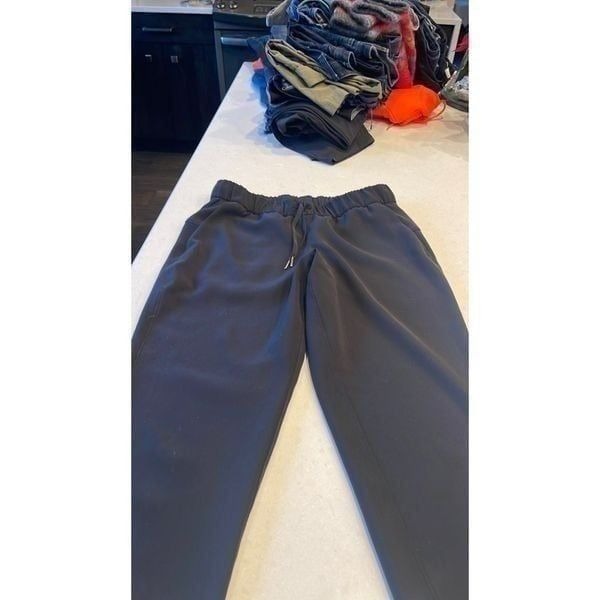 Lululemon women’s size 8 cuff bottoms excellent condition. Drawstring waist.