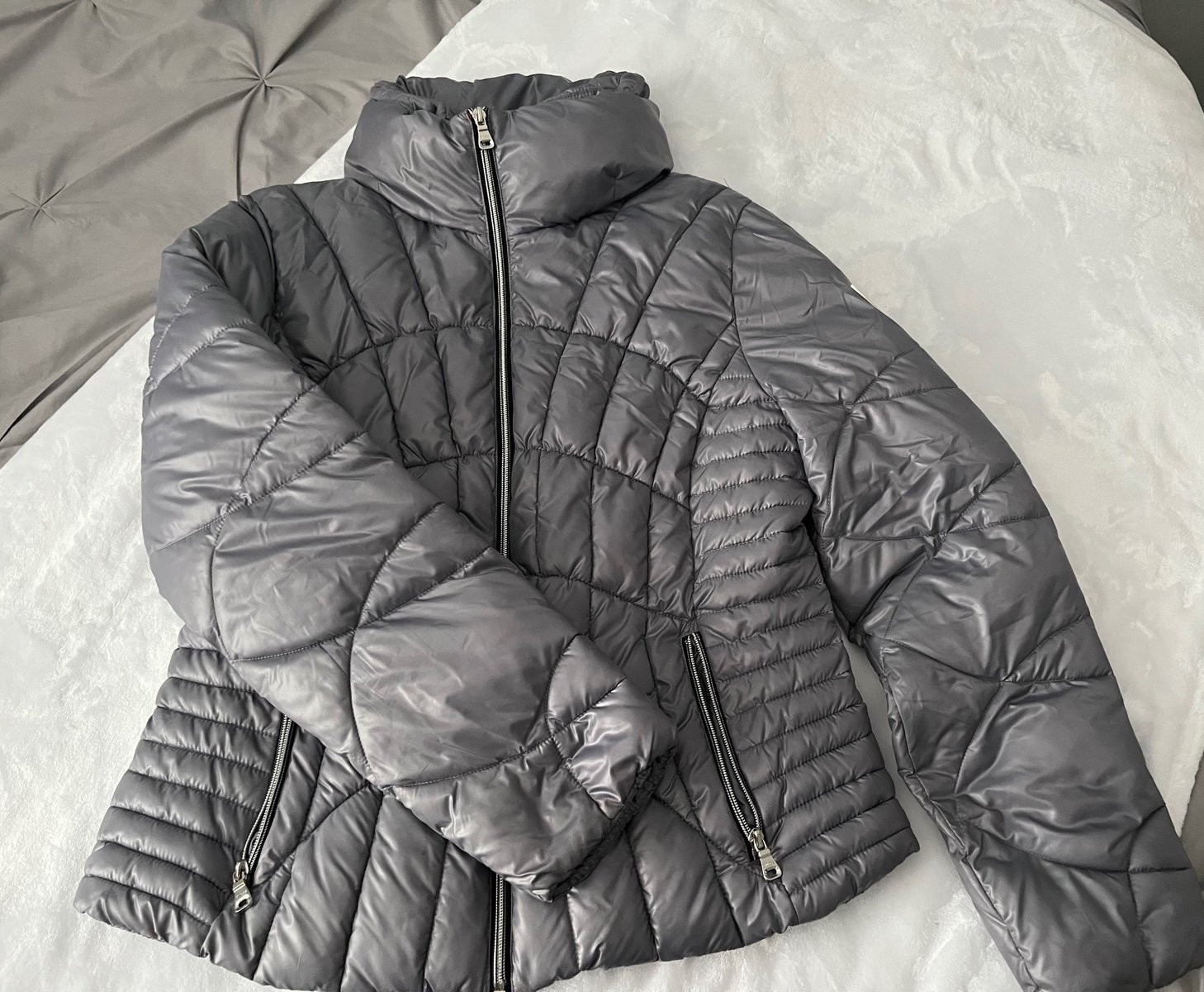 GUESS Womans Quilted Puffer Jacket