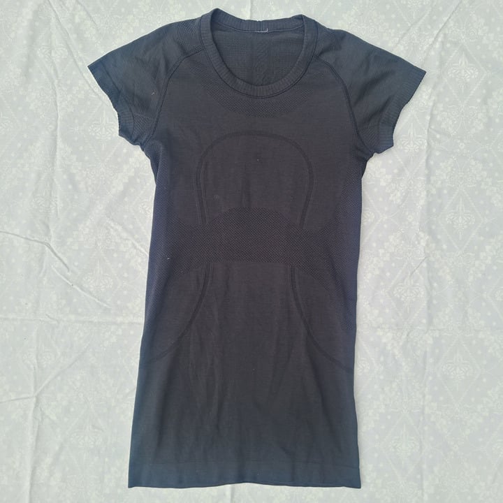 Lululemon Swiftly Tech Short Sleeve Crew - Black - Size 2