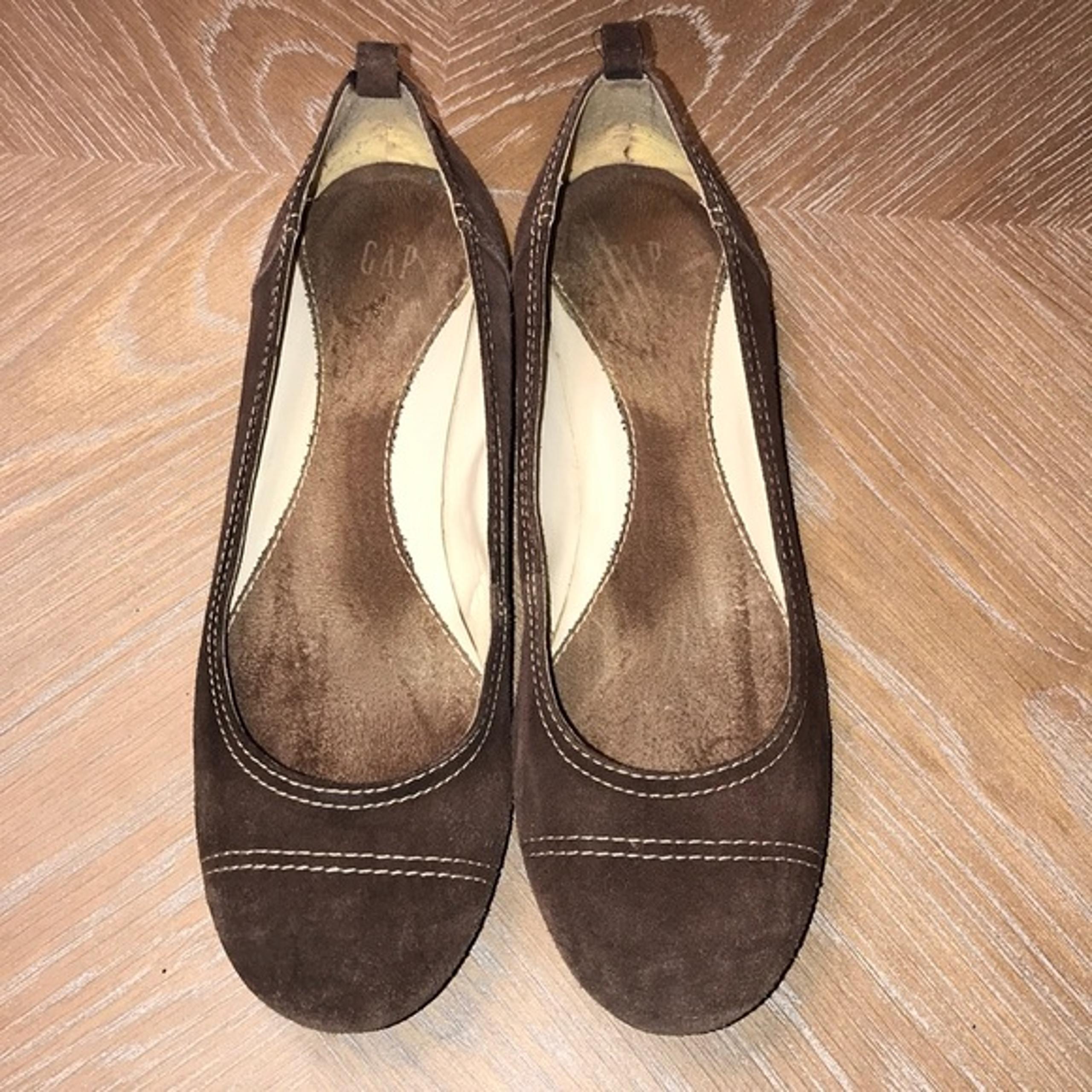 GAP WOMEN’S SUEDE BROWN FLATS