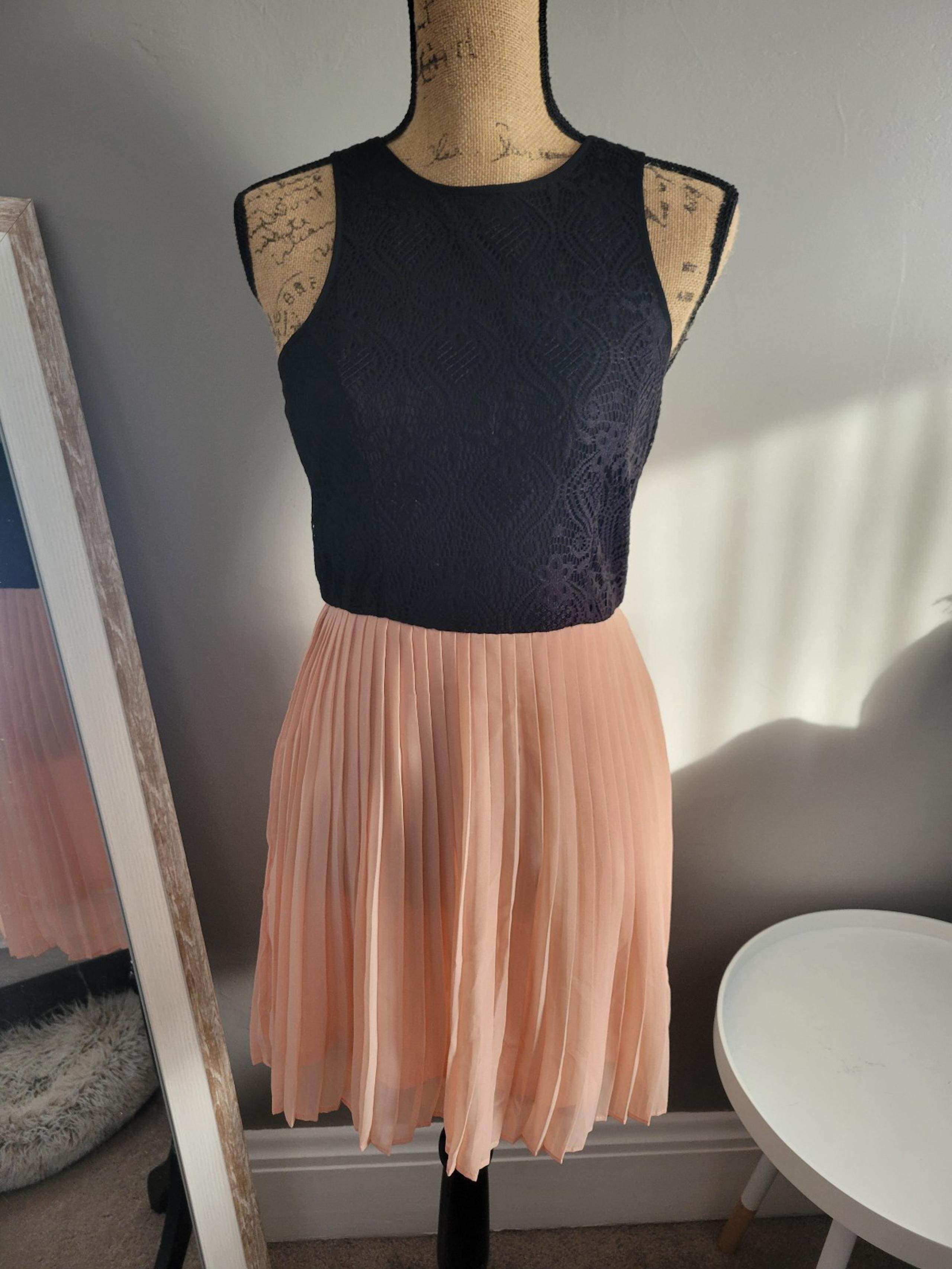 Sleeveless Lace Pleated Dress