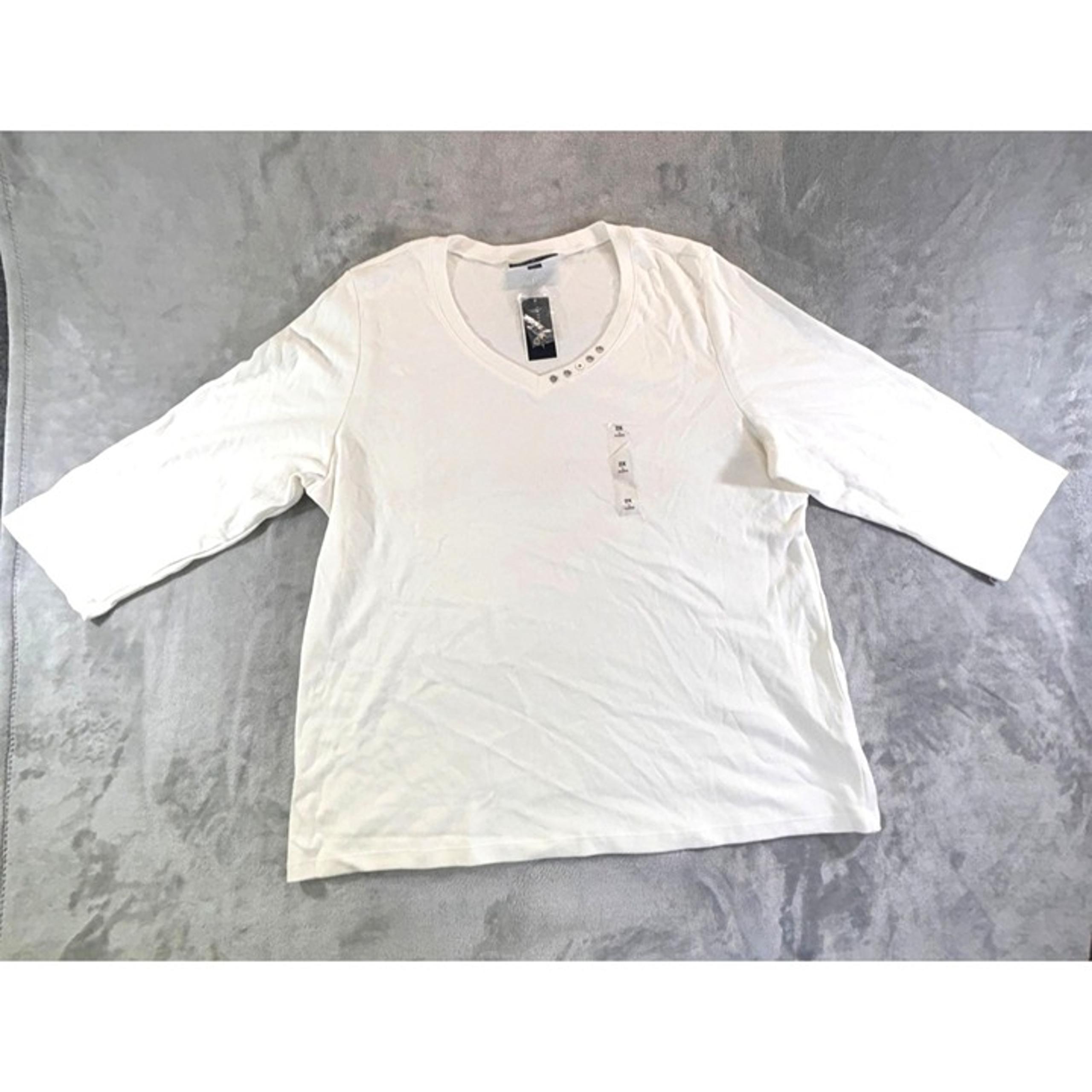 Karen Scott Blouse Women's 2X White V-neck w/ accent buttons and 3/4 sleeves NWT