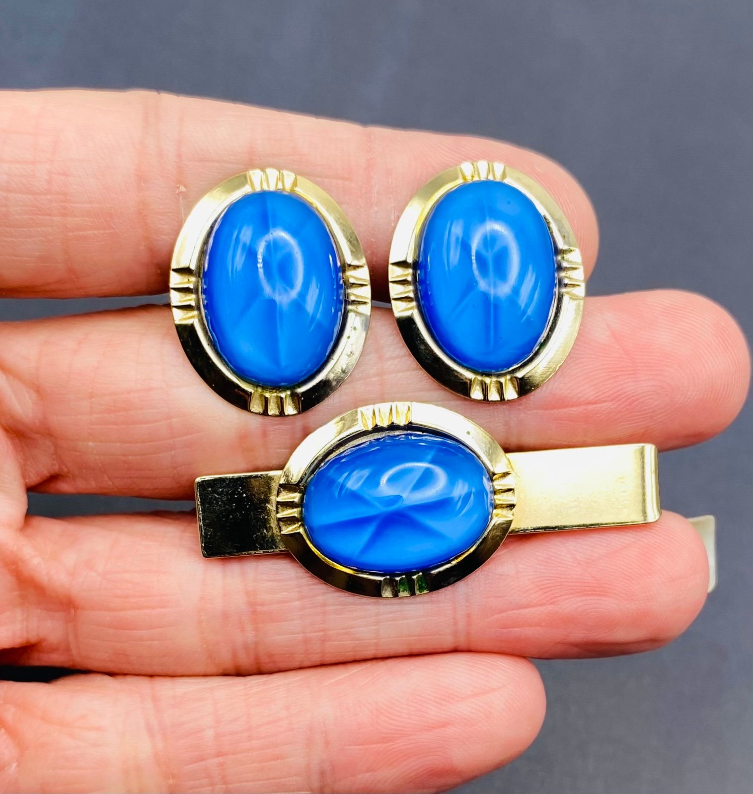 Men’s Vintage Atomic Era Blue Glass Oval Starburst Gold Cufflinks & Tie Clip Set