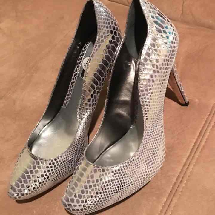 Silver platform pumps
