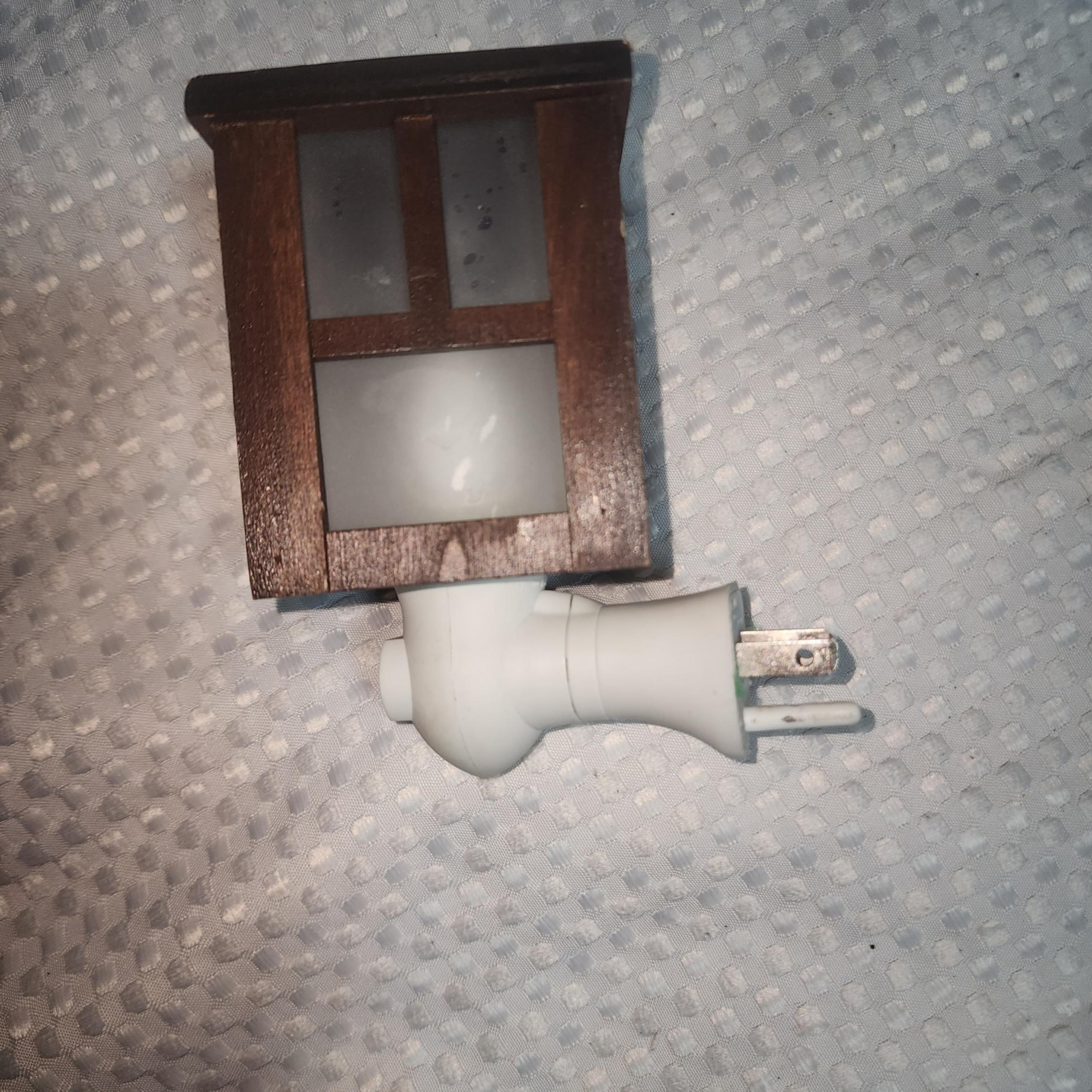 SCENTSY EUC ASIAN PAGOSA STYLE NIGHTLIGHT AND WAX MELT AROMA PLUG-IN