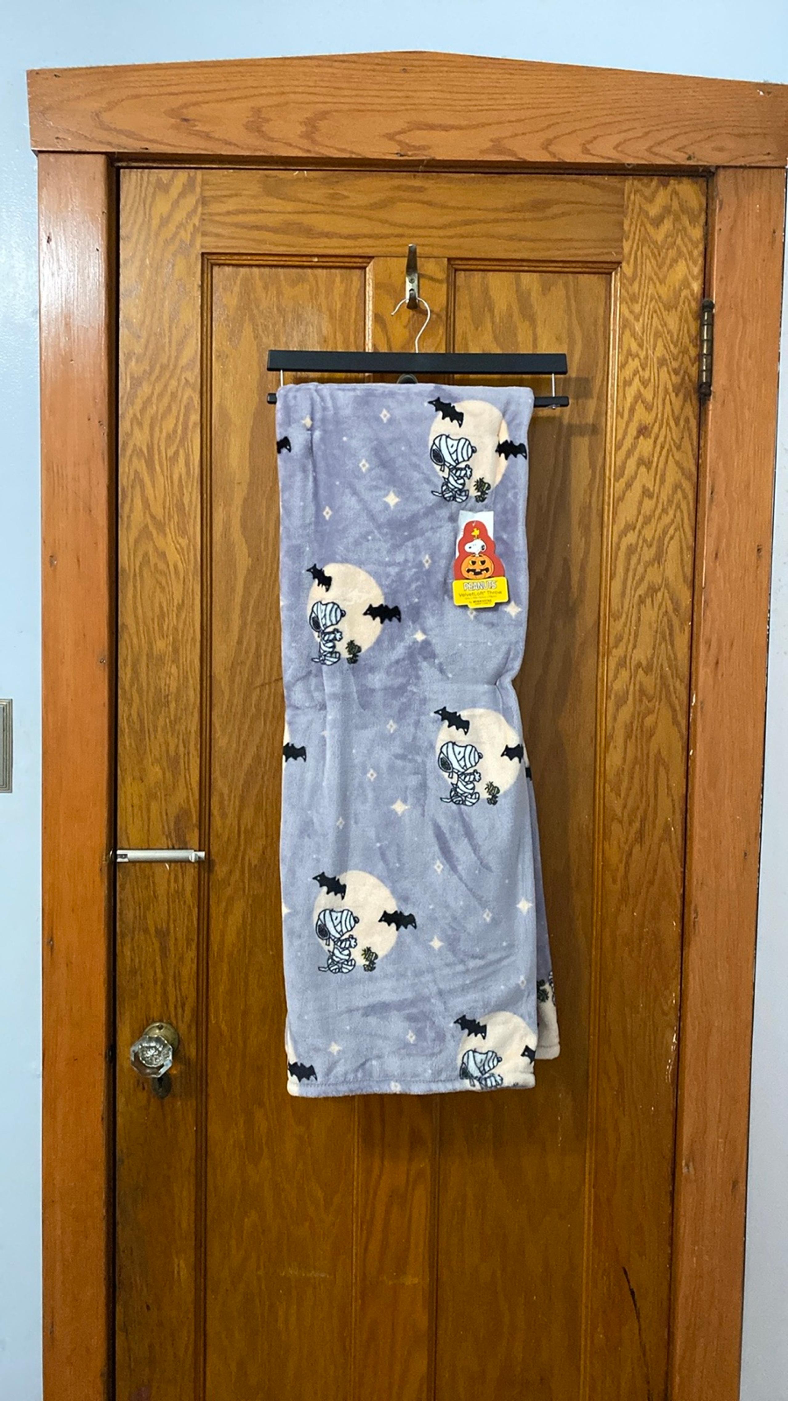 Berkshire Peanuts Spooky  Snoopy and Woodstock Halloween VelvetLoft Throw NWT
