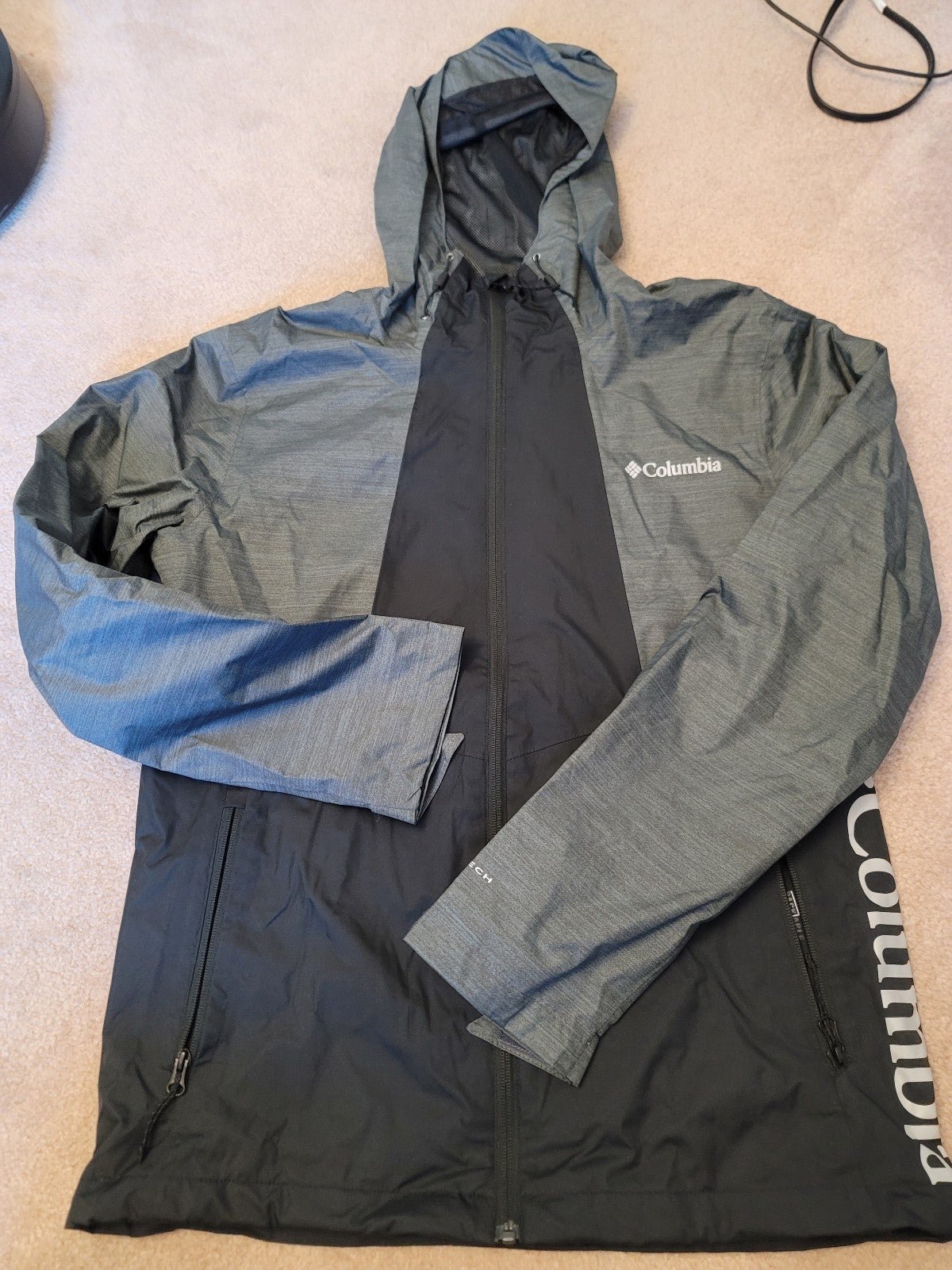 Columbia omni tech rain jacket size medium