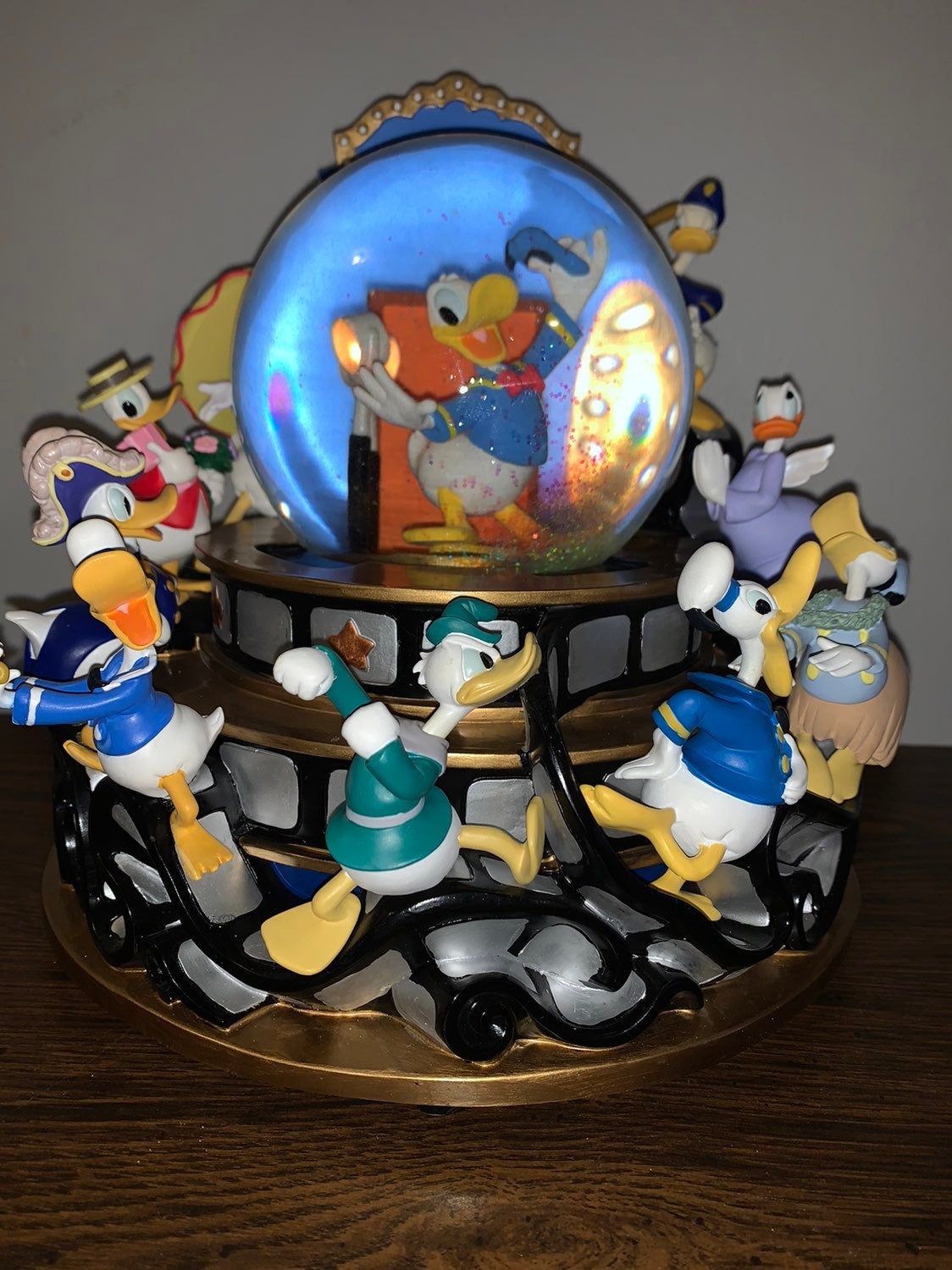 Donald Duck Snow Globe