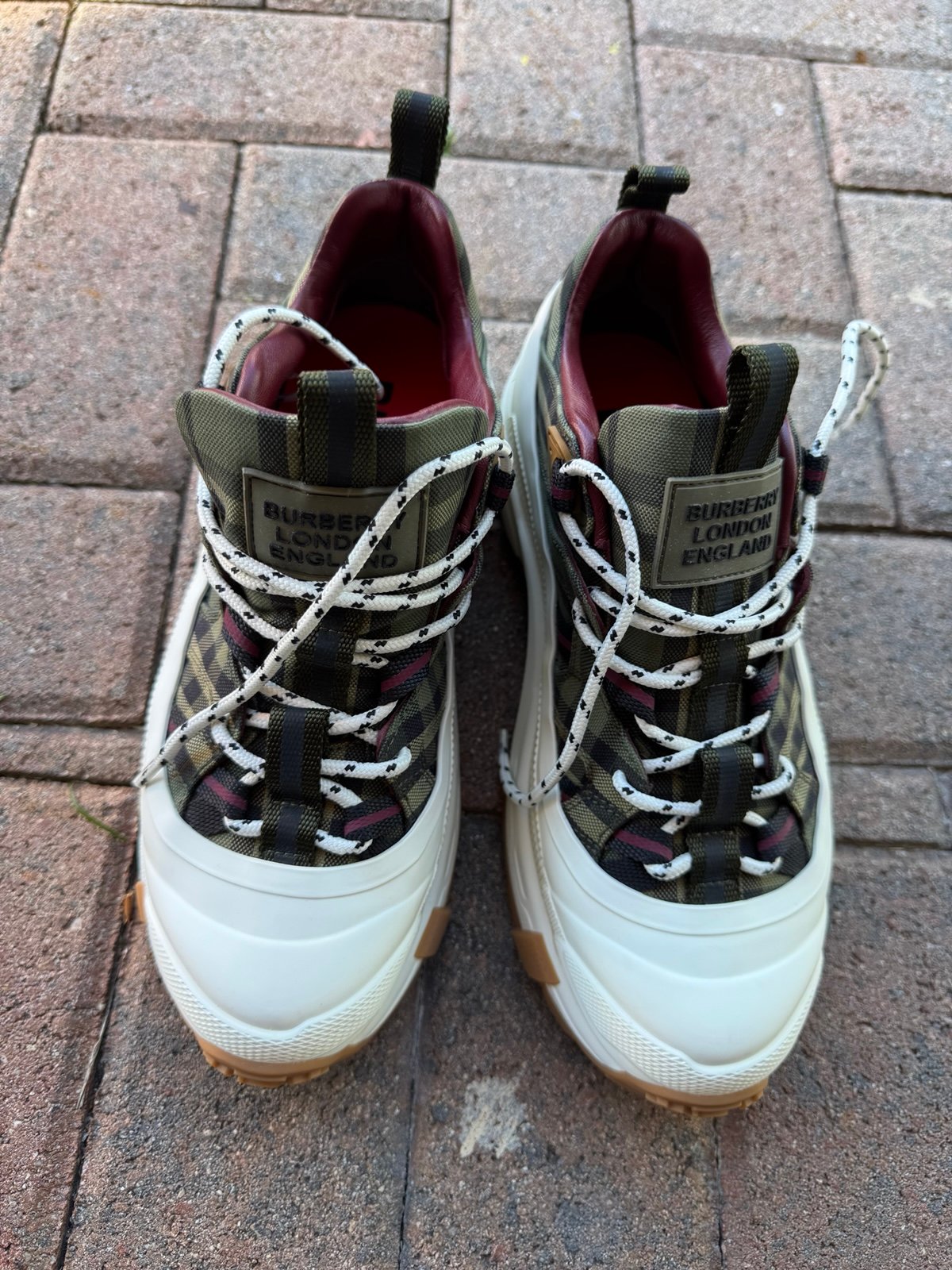Burberry sneakers /sneakers size 9