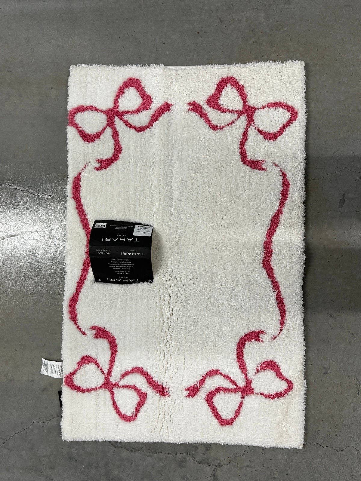 Tahari 21x34” pink bow bath rug