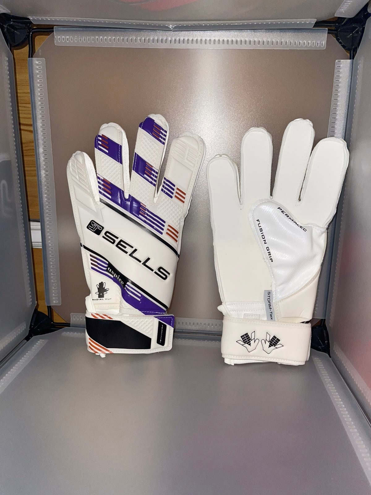 Sells goalkeeper gloves