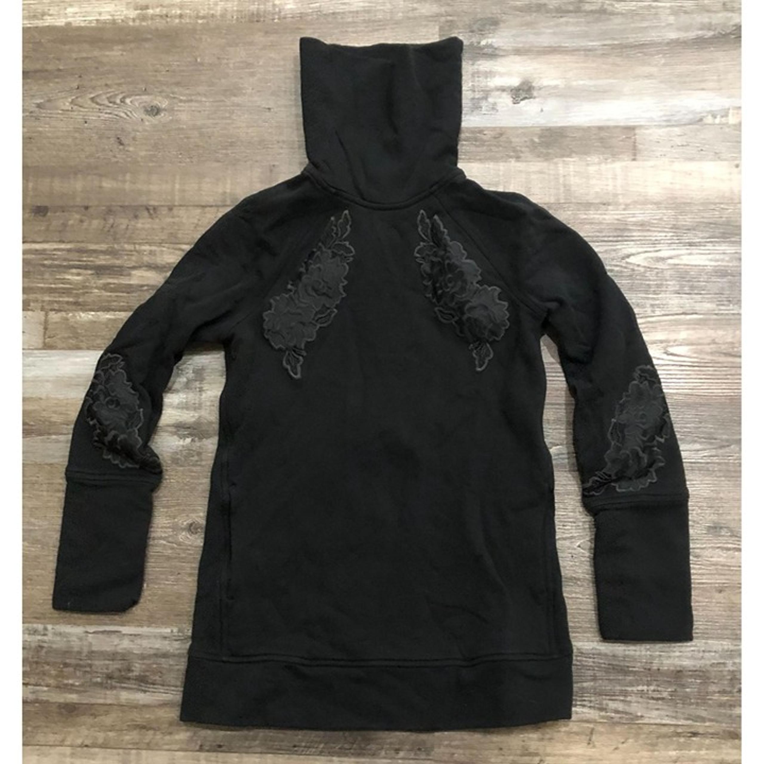 Lululemon Womens Size 2 Black Embroidered Turtleneck Sweatshirt
