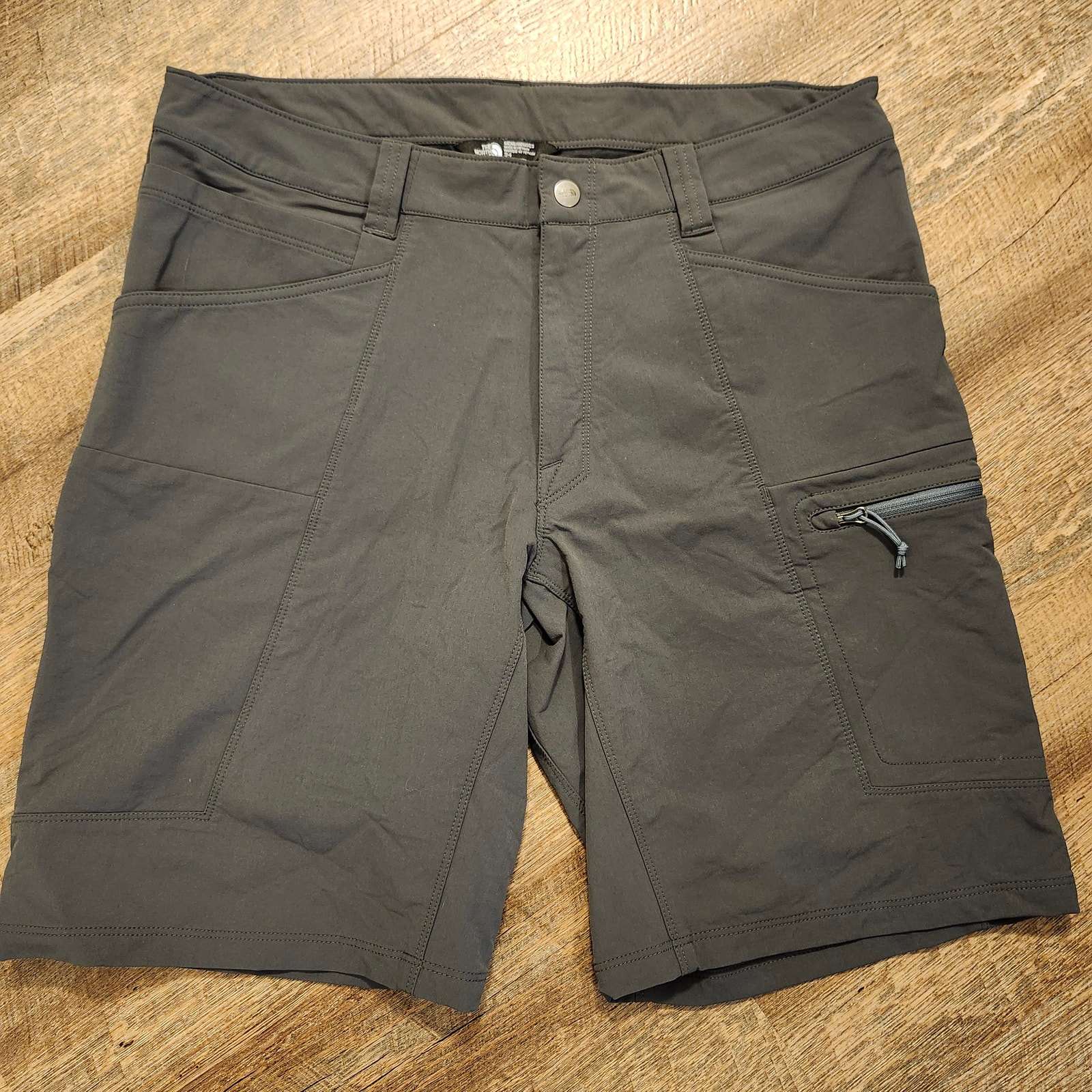The North Face Men Retrac Tech Nylon Zip Shorts Gray