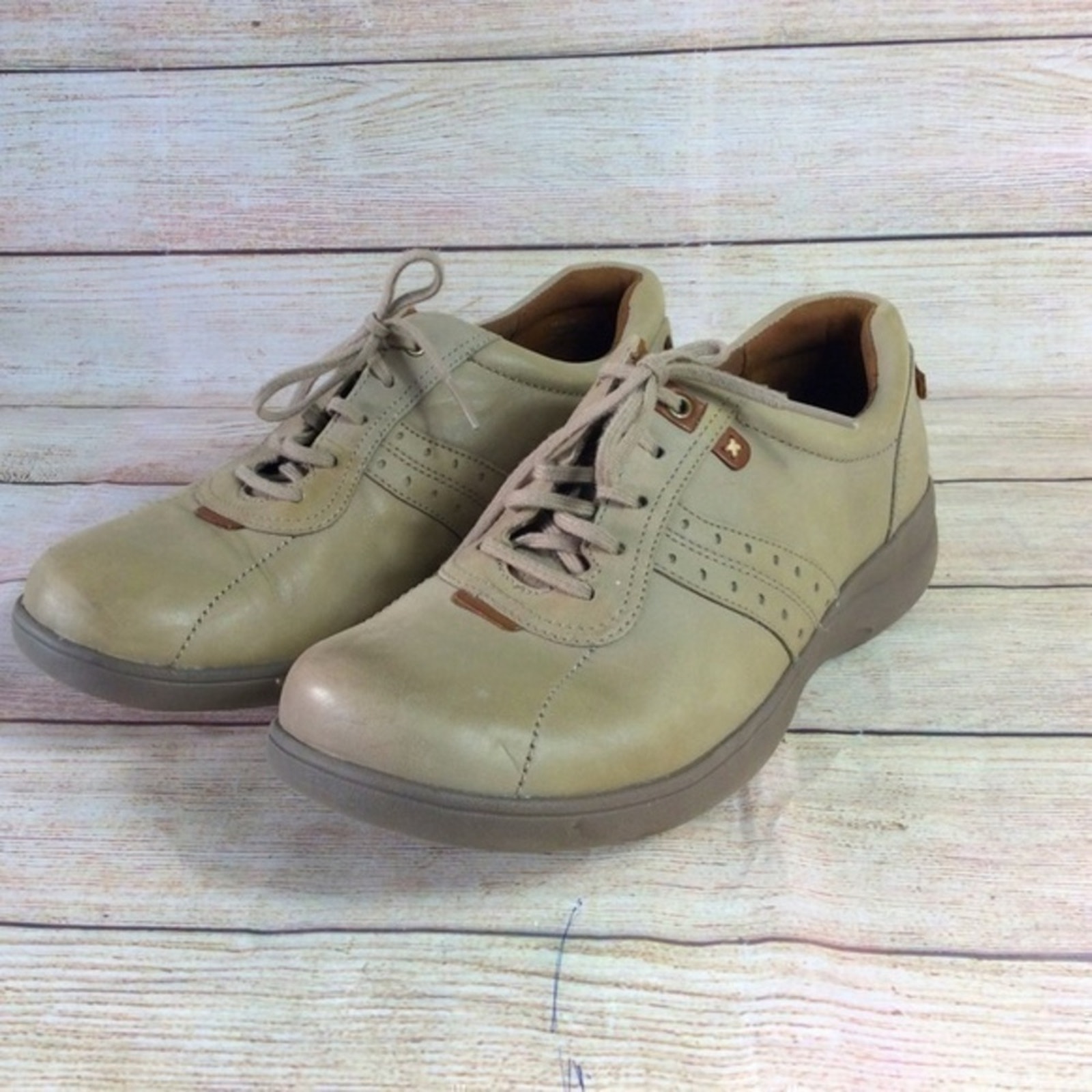 Women's Aravon REVsmart Taupe Burnished Leather 7.5D wide width