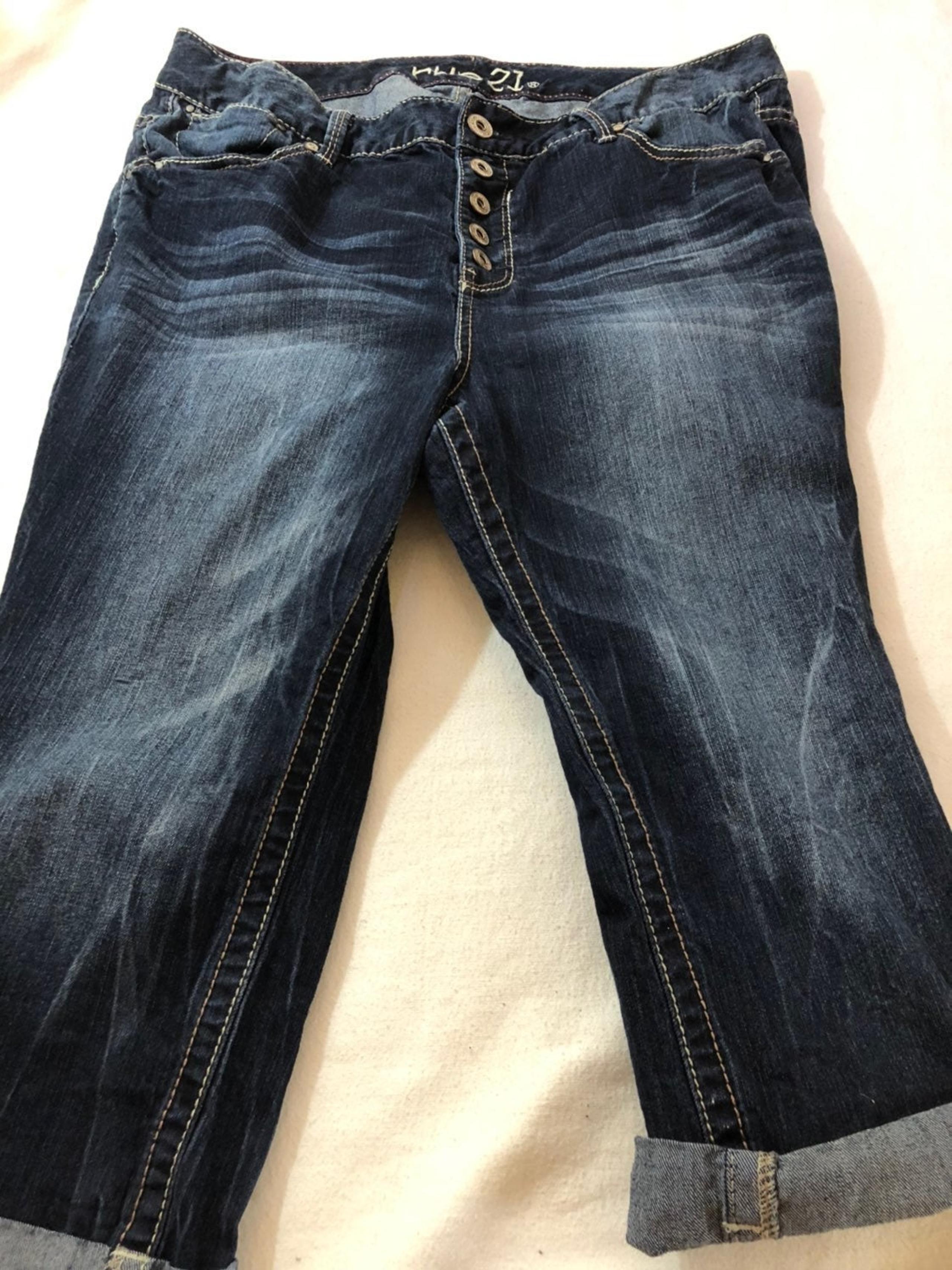 Womens Curvy Cropped Jeans