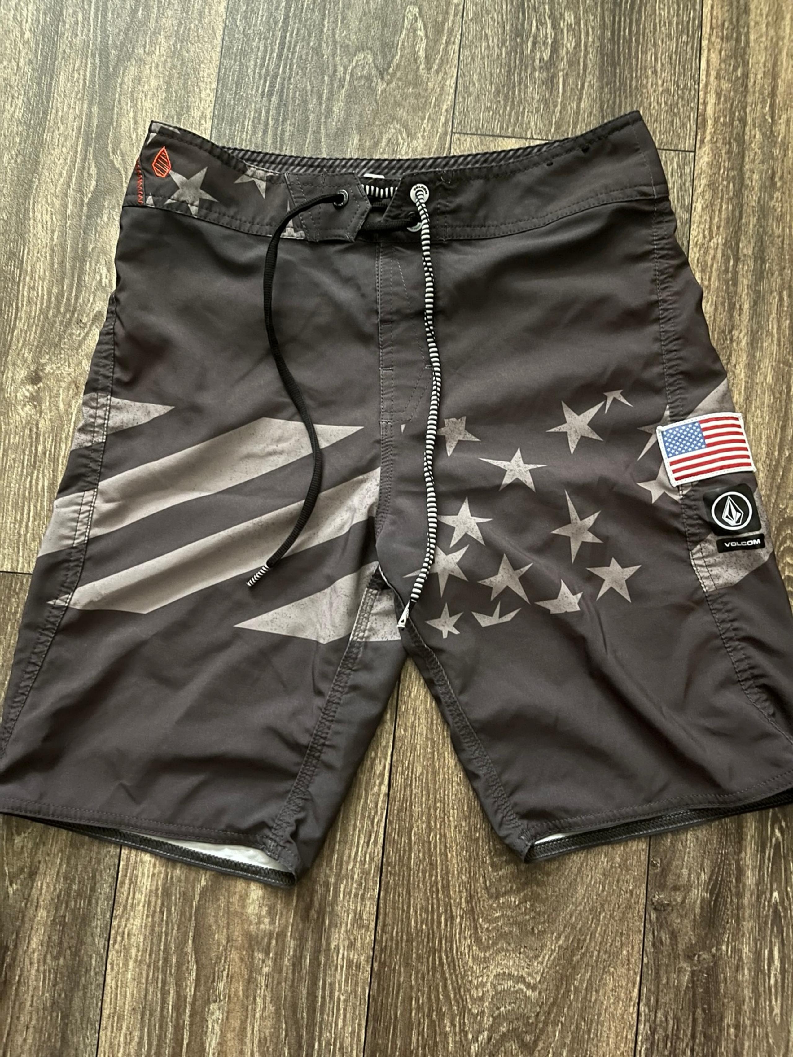 Volcom Mod Tech Board Shorts Swim Suit Mens 27 US Flag