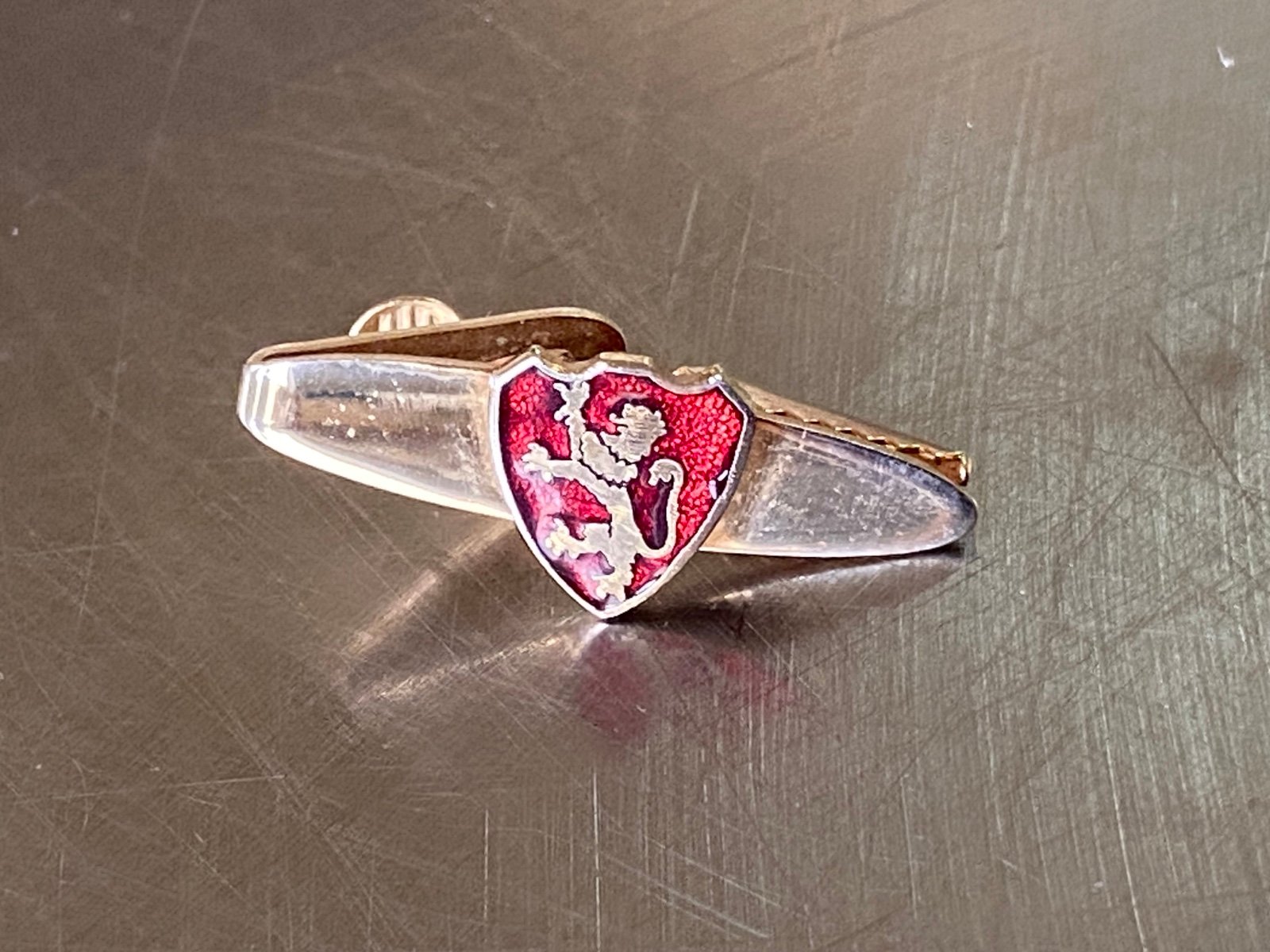 Vintage men’s Red Crest Shield Lion Rampart Heraldic Tie Clip Bar Gold Tone