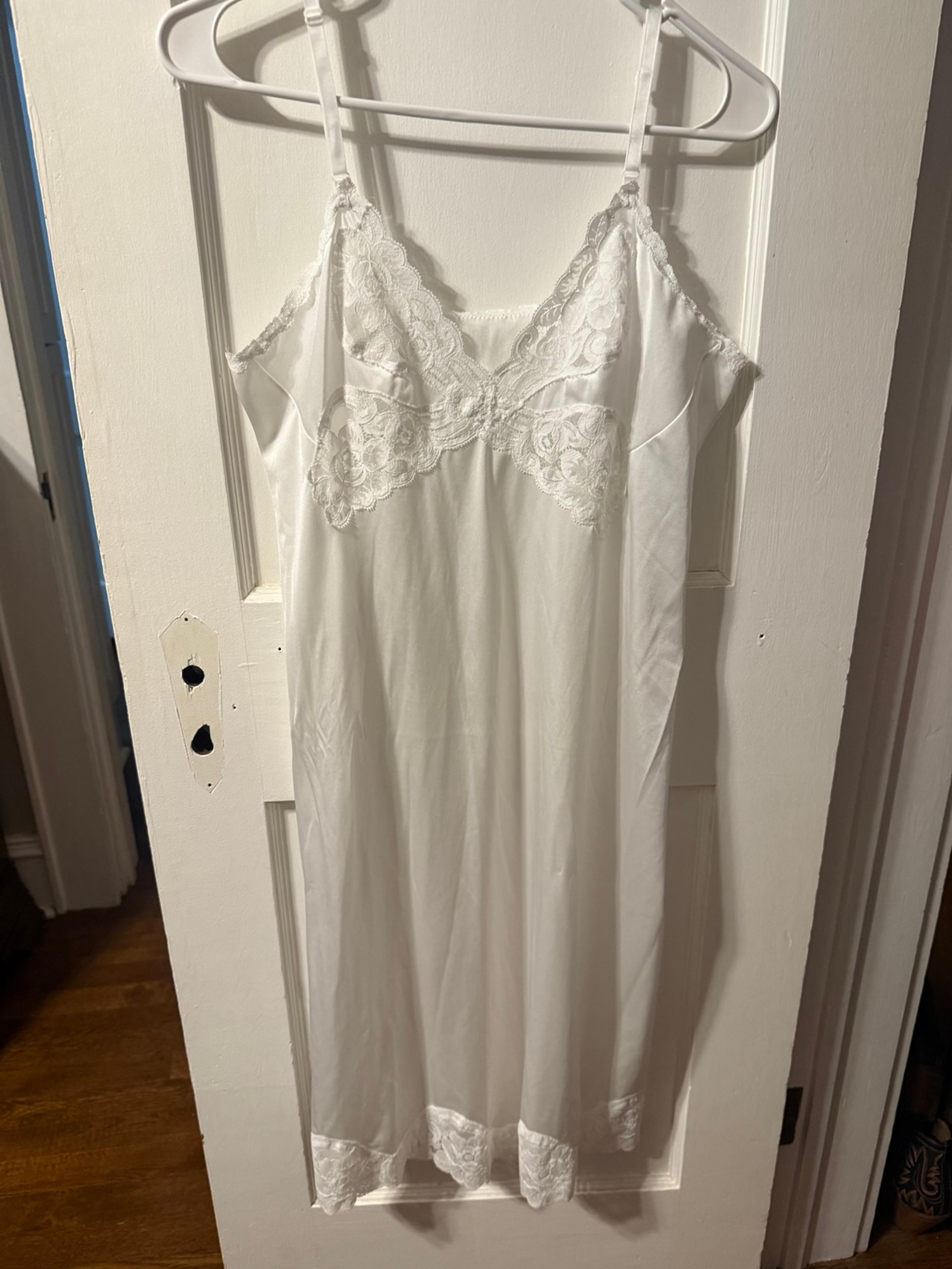 Vanity Fair Women's Sleepwear 36 L Nightgown Floral Lace V-Neck Adjustable White