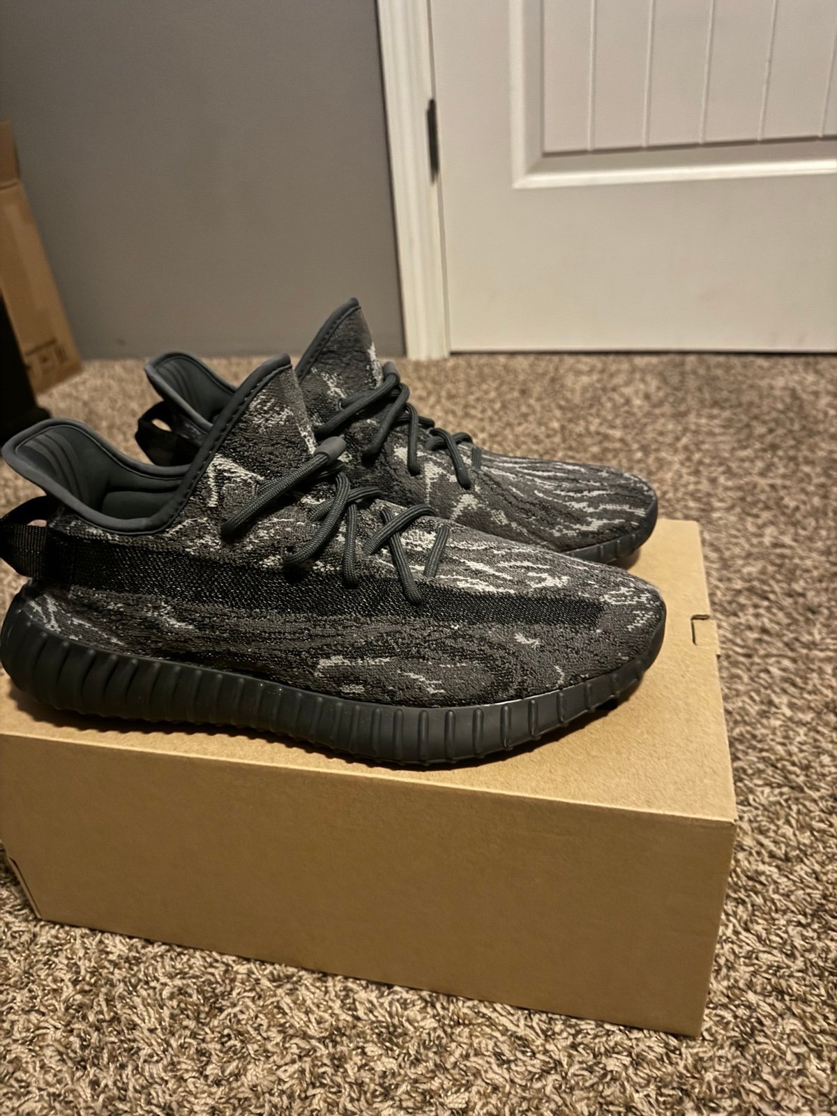 Yeezy 350 v2 mx dark salt