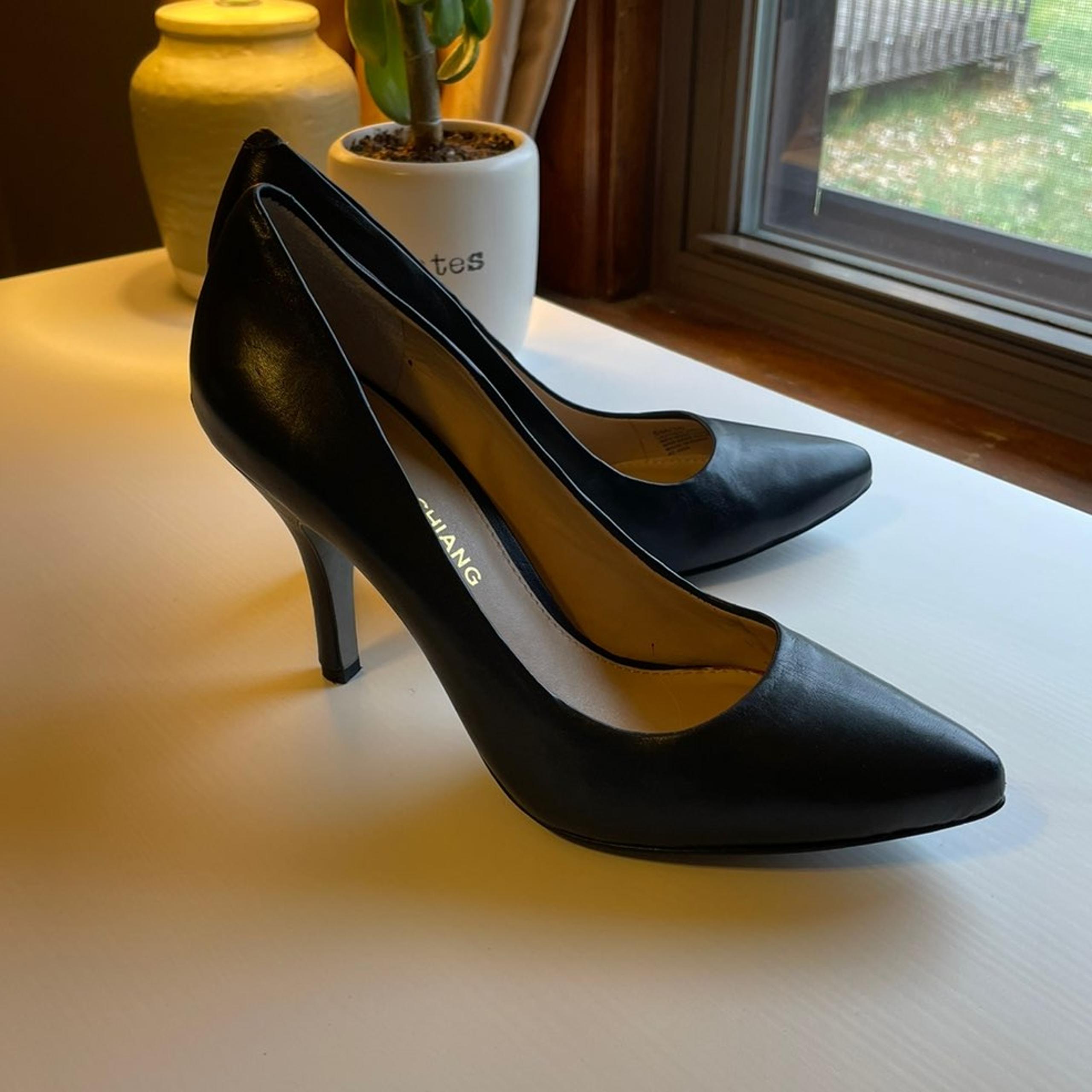 Arturo Chiang At-Avia Marine Navy Blue Leather Pointed Toe Heels 6 with Box
