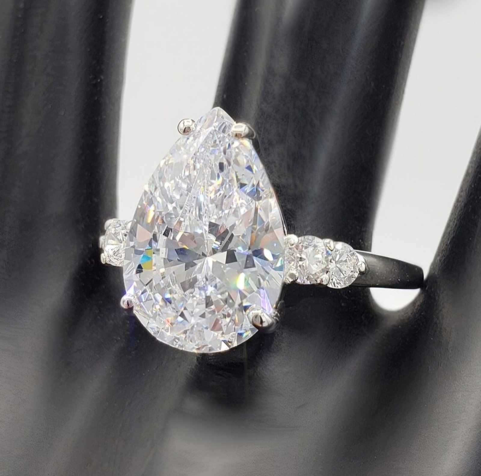 ❤️CERTIFIED VVSI 2.50CT. Sparkling Pear-Cut White Diamond Accent Ring STUNNING‼️