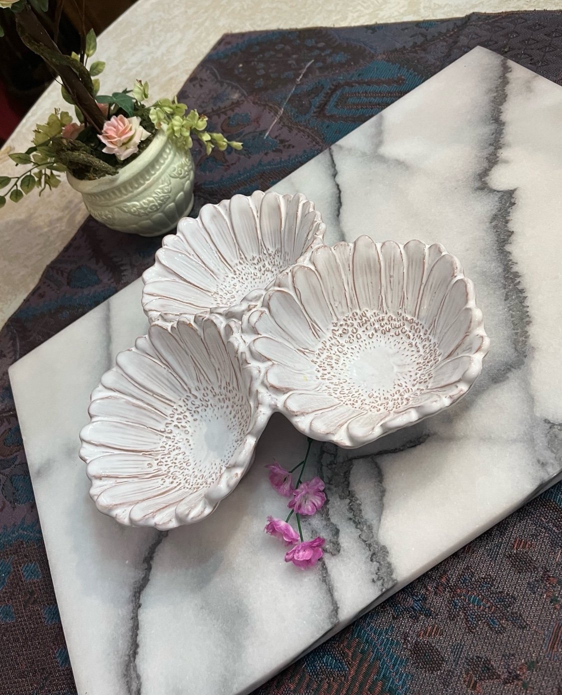 Vietri Fiori Di Campo Daisy 3-Bowl Server, White w textural detail. Italian.