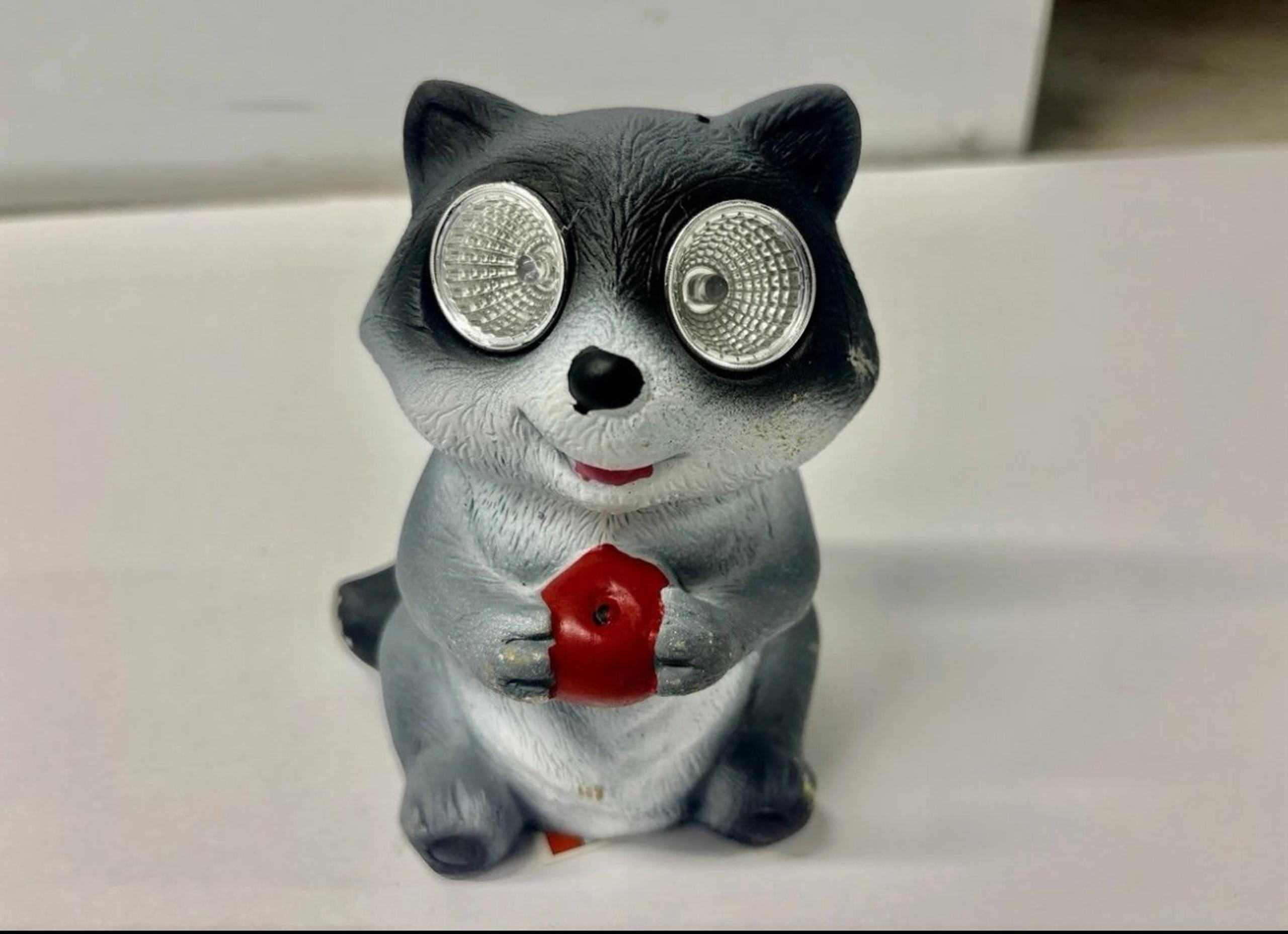 Cute Solar-Powered Raccoon Garden Light – Outdoor Decor Figurine with LED Eyes