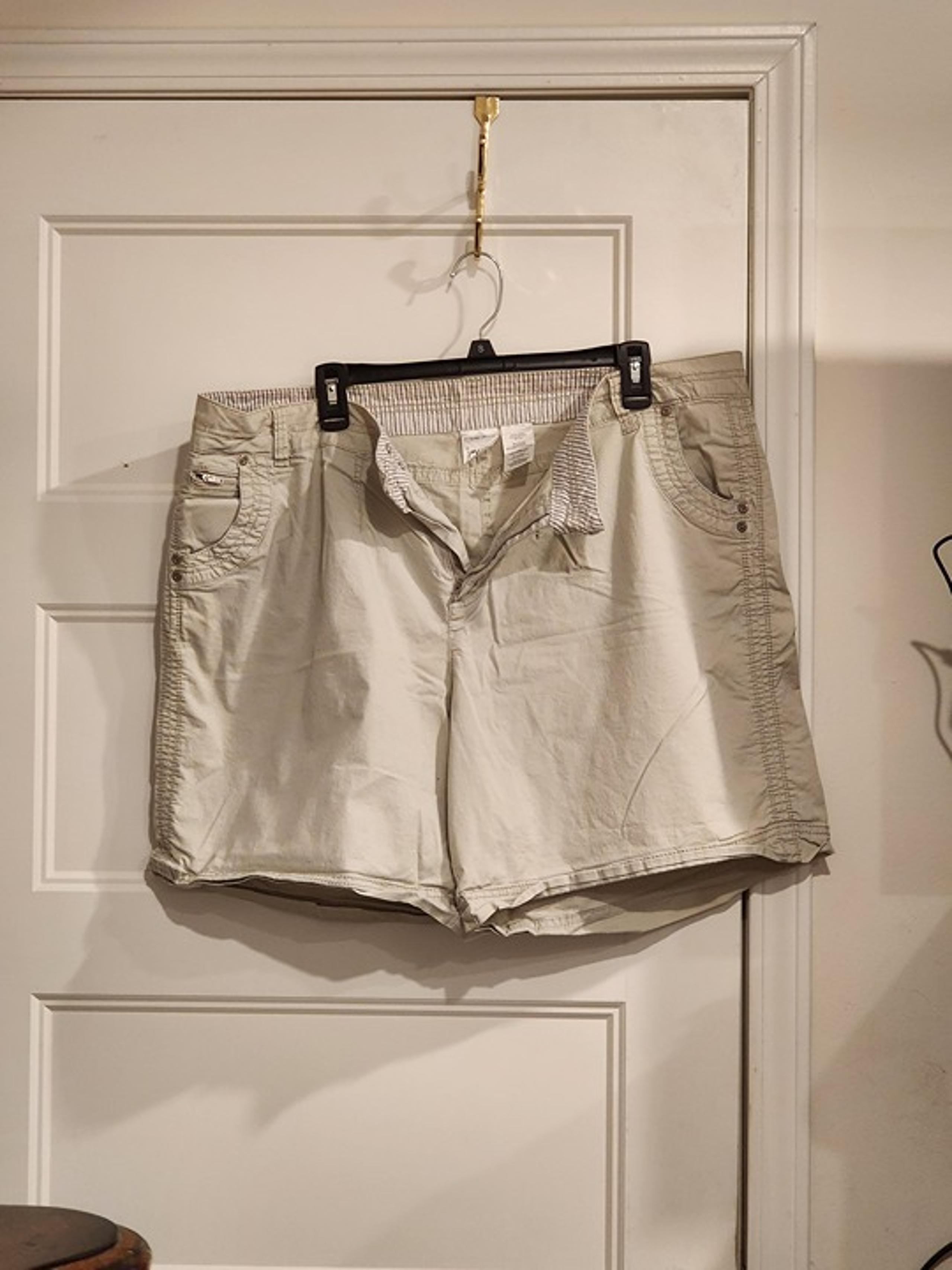 Just My Size Womens Shorts Beige Exc Condition  Size 22