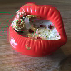 Moon kiss candle