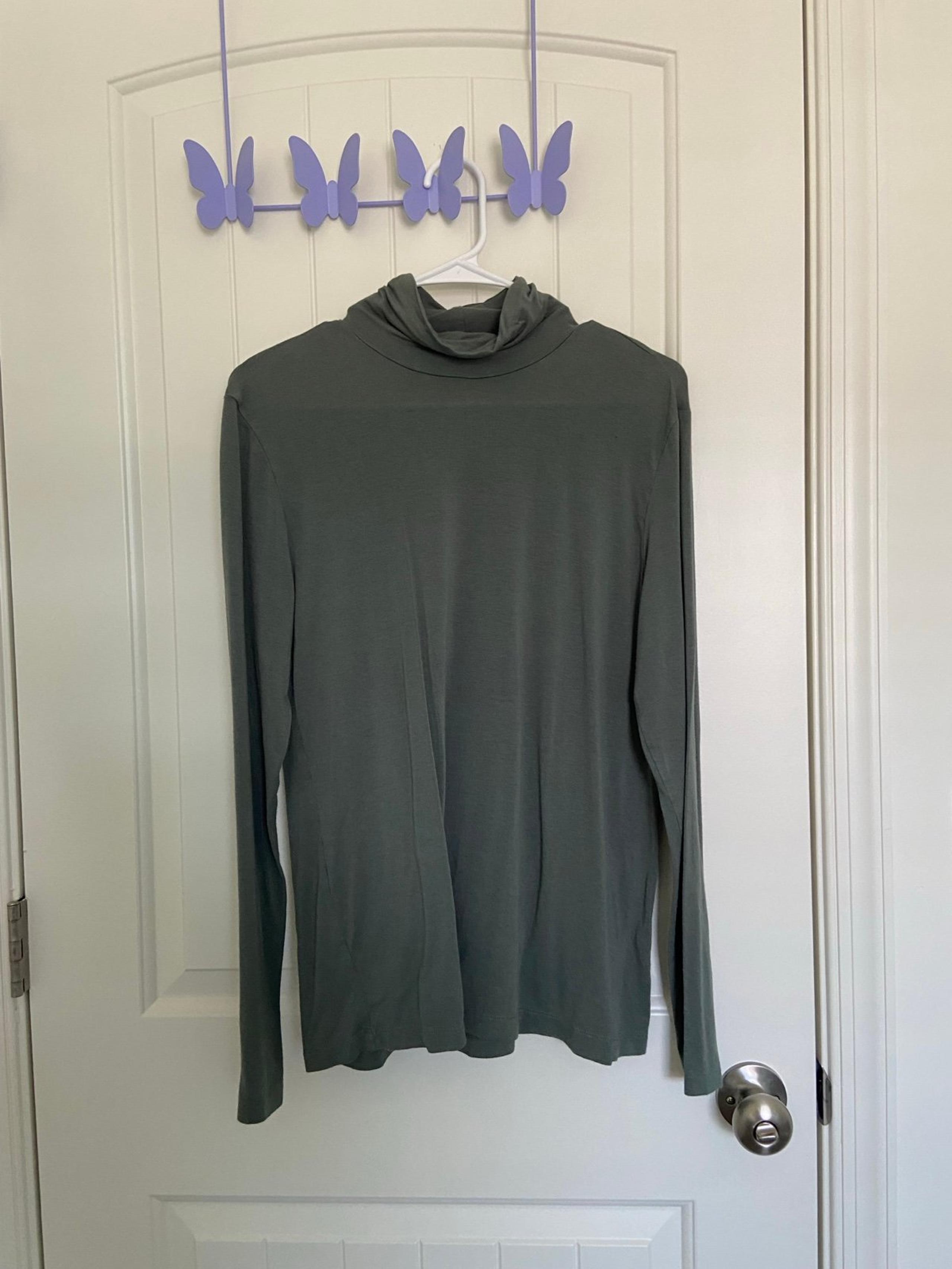 EUC | H&M women’s thin knit turtleneck shirt — large