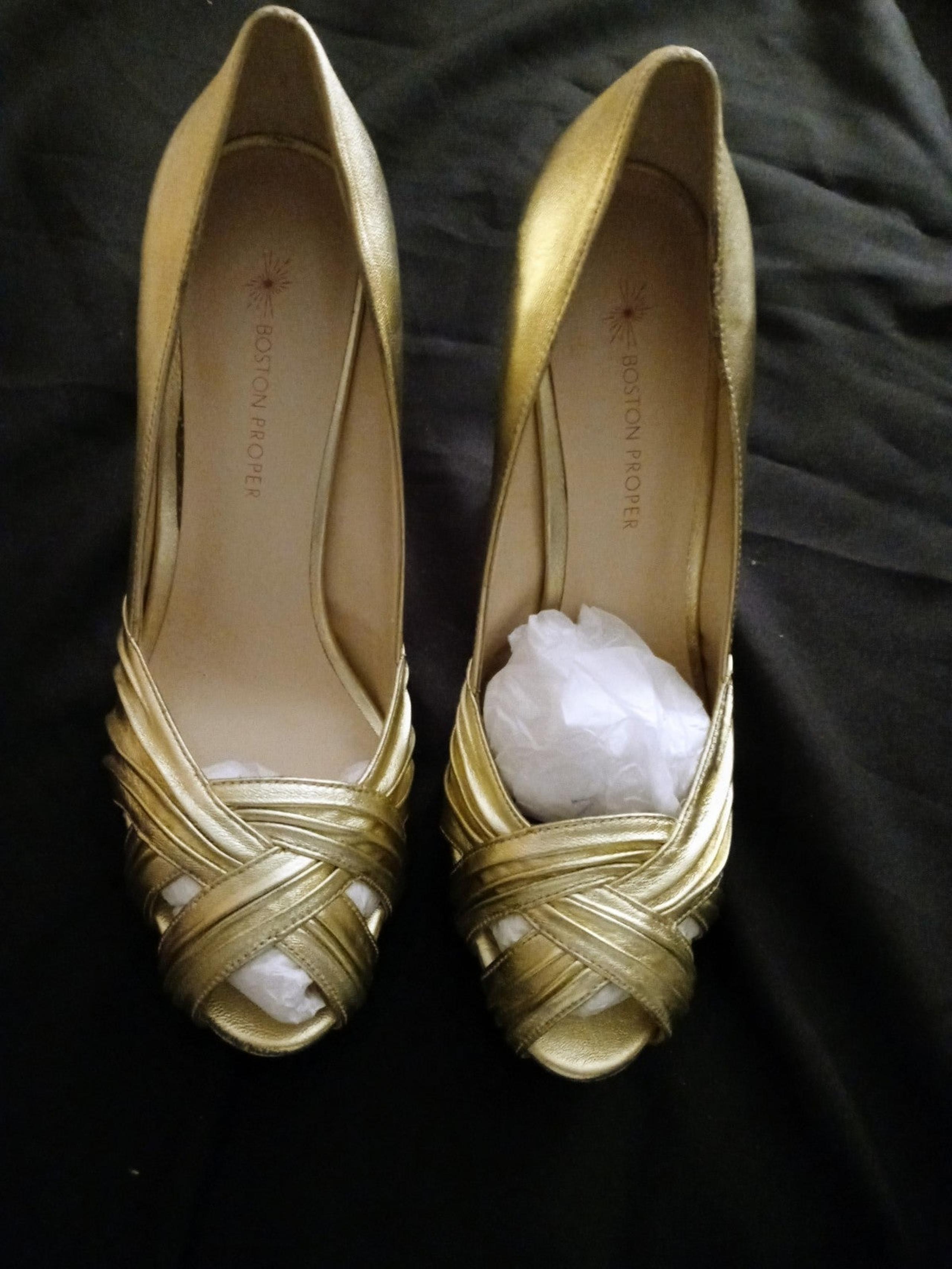 Boston Proper gold metallic twisted pump in size 10