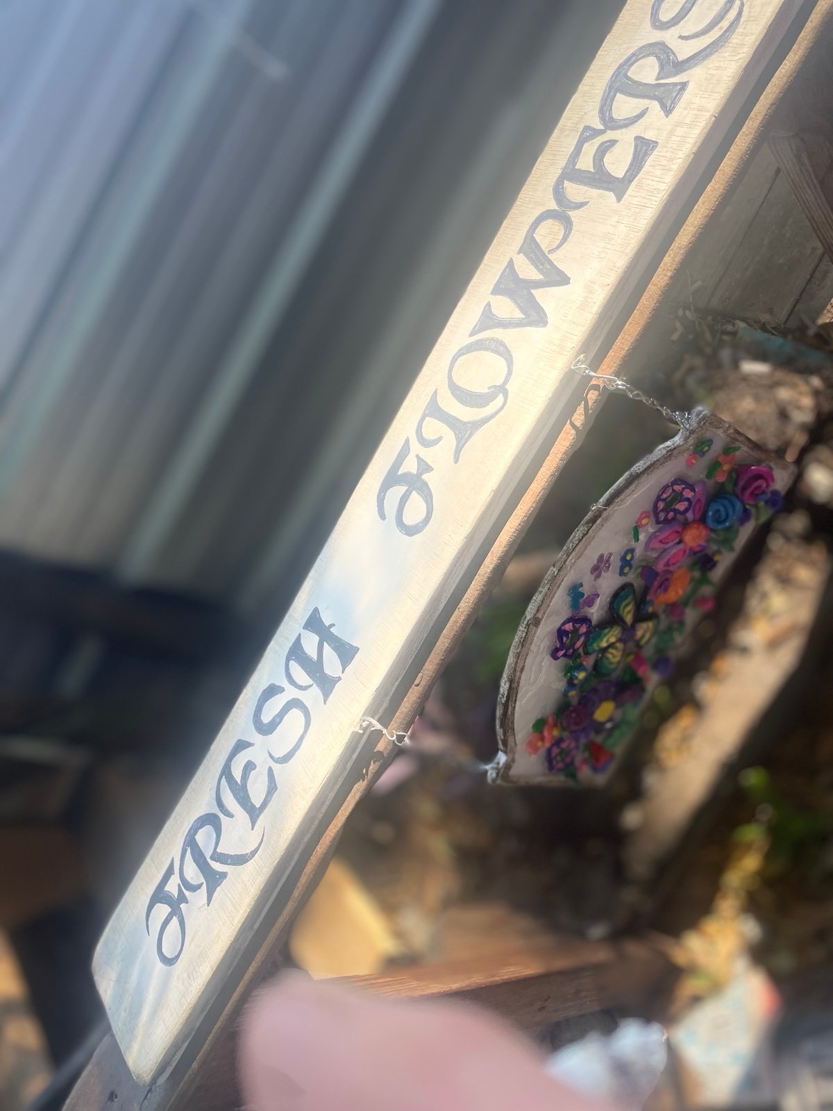 A fresh flowers sign
