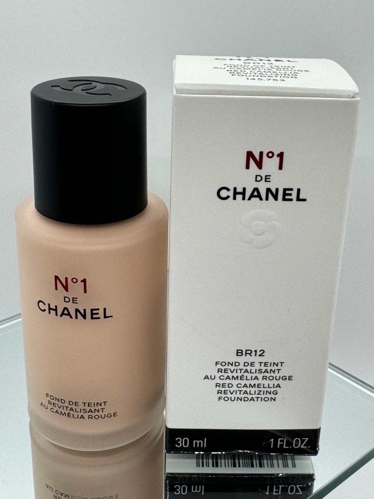 CHANEL N°1 de CHANEL BR12 30ml N°1 DE CHANEL REVITALIZING FOUNDATION Illuminates