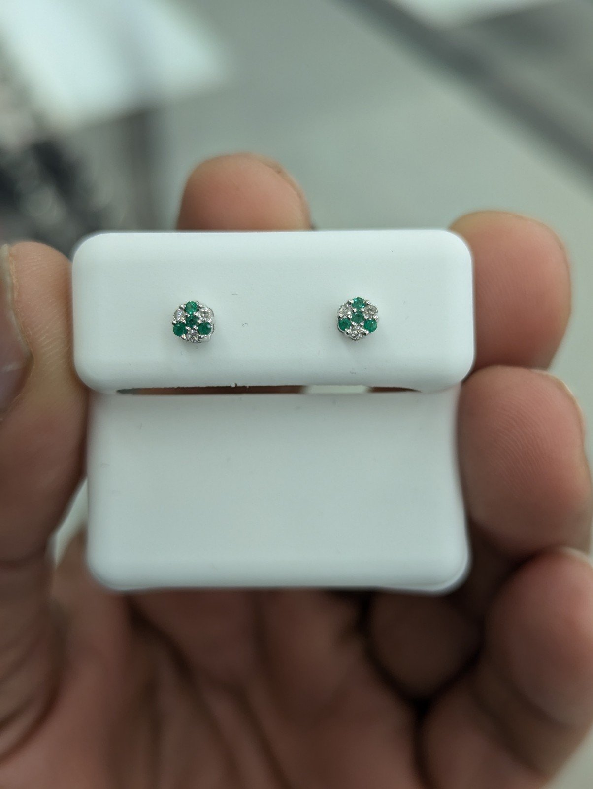 Real diamond 10kt White Gold Stud Earring