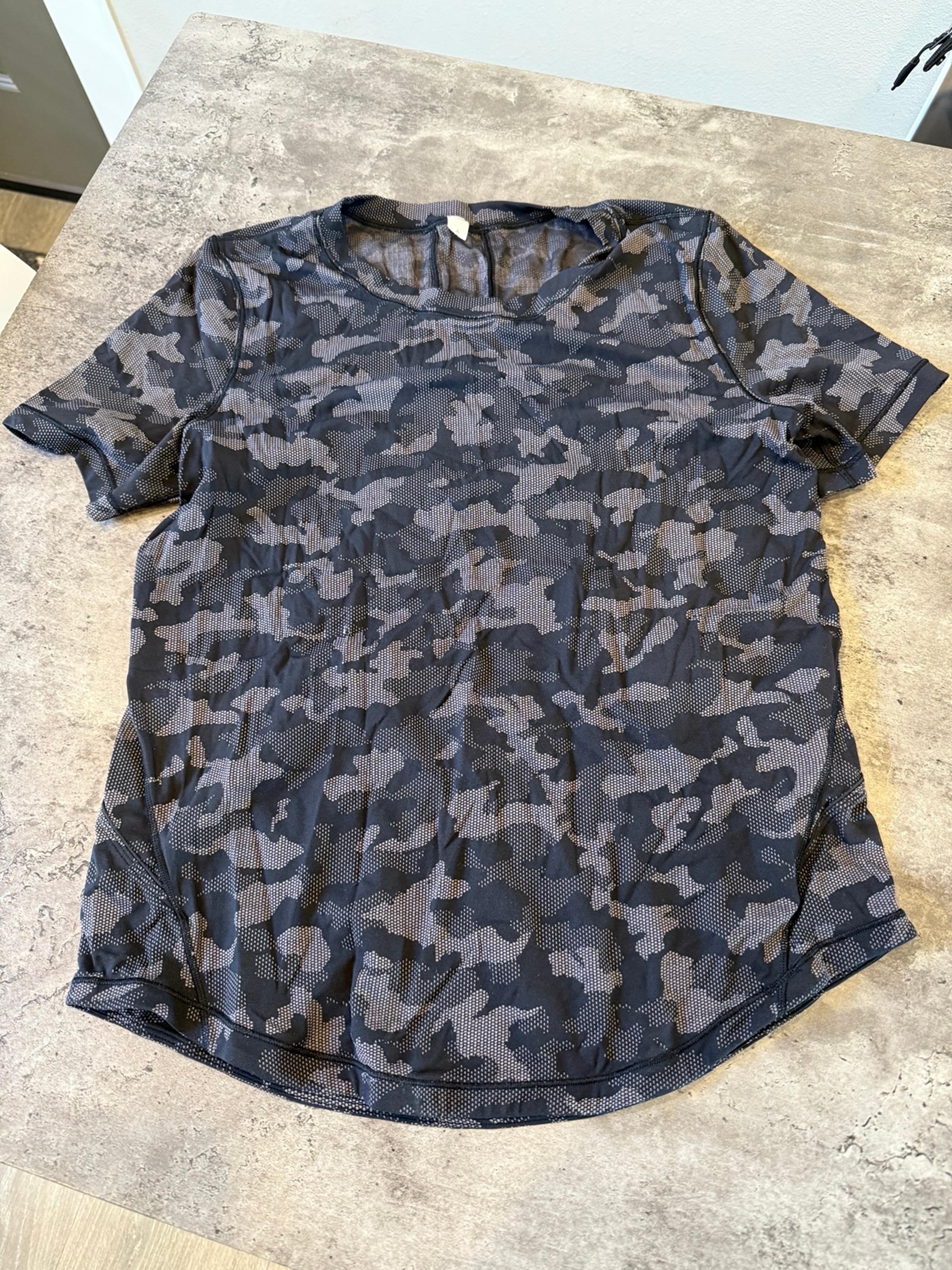 Lululemon women’s shirt