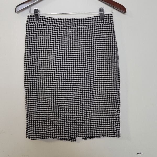J.Crew Pencil Skirt Houndstooth Pencil Black and White Side Zip Kick Pleat Wool