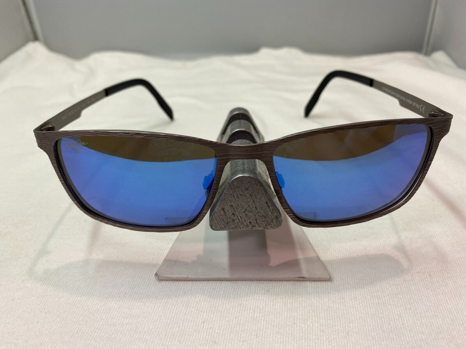 MAUI JIM CUT MOUNTAIN MJ 532-14 SILVER BLUE HAWAII POLARIZED SUNGLASSES 7 Defect