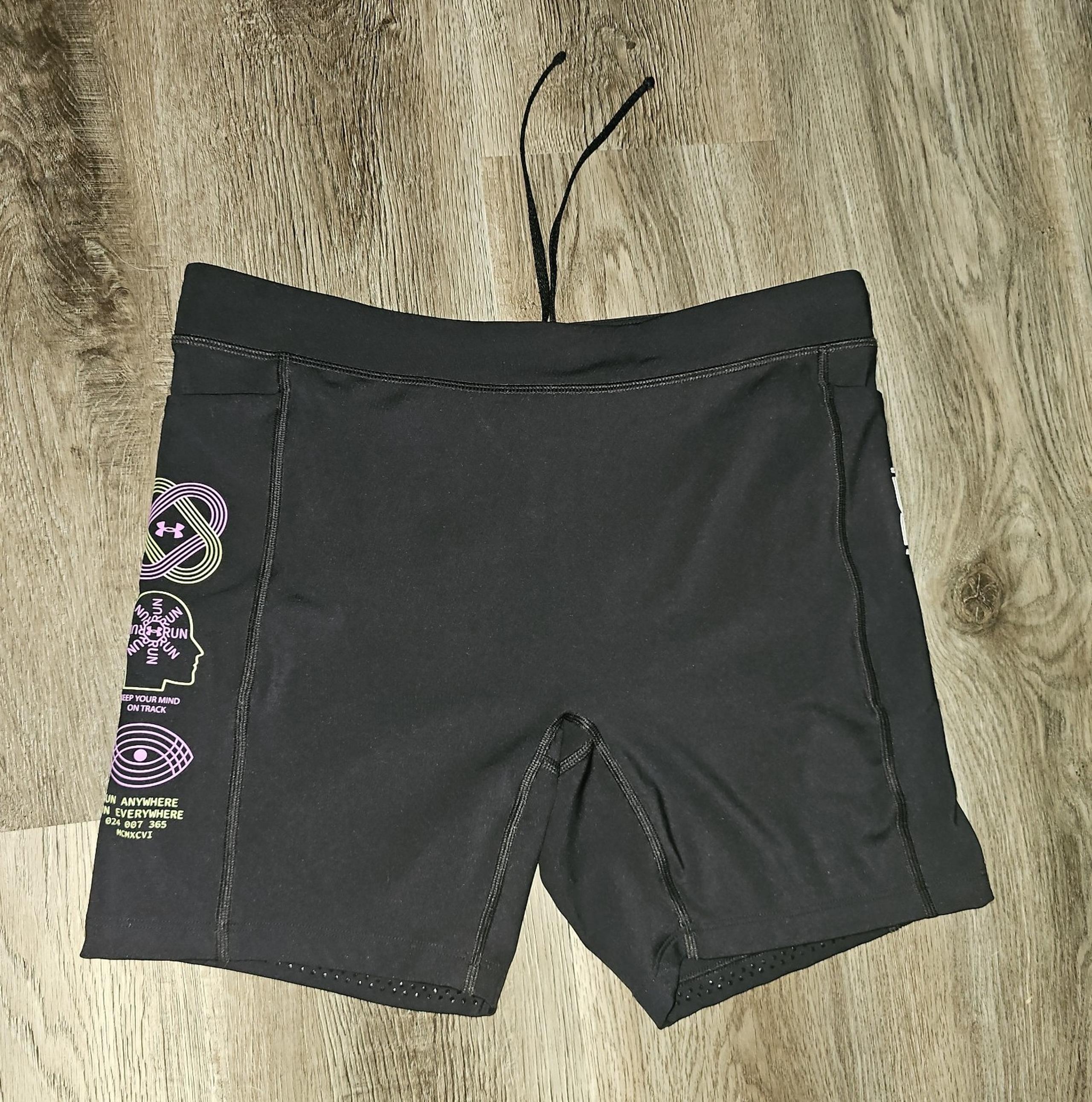 Under Armour 5" UA Fitted Black Run Anywhere Women's Shorts Size Large